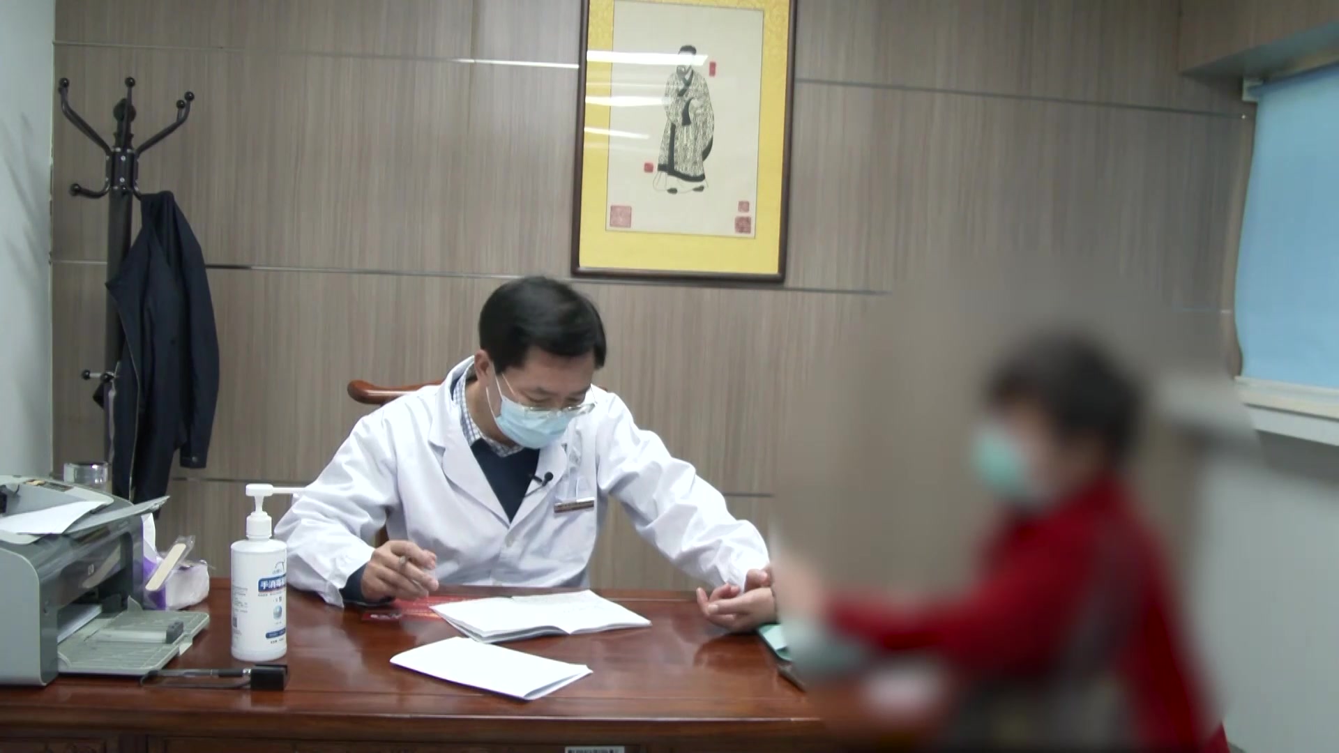 劳损腰痛与多梦蛋白尿：52岁女性肾炎的定期监测与狼疮排查