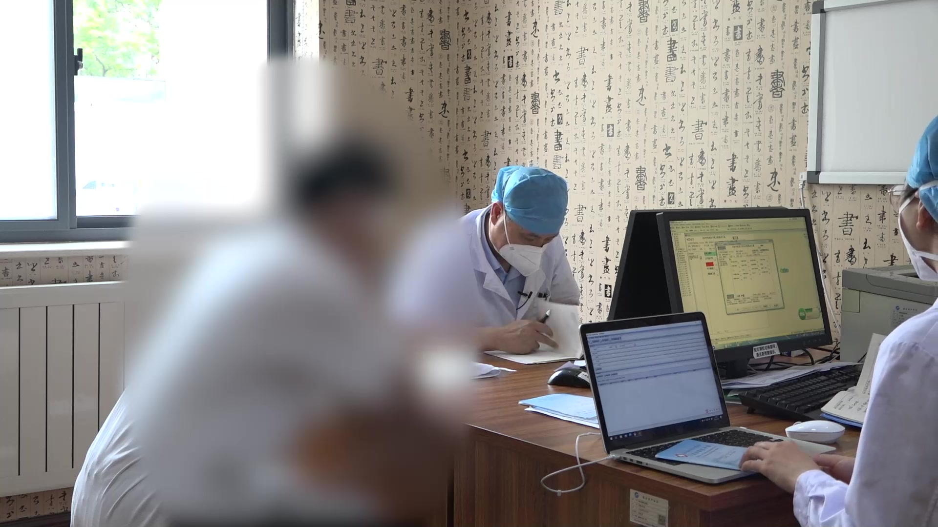 脾阳不足湿热瘀阻：22岁男性溃结腹痛便溏手汗的温清并治法