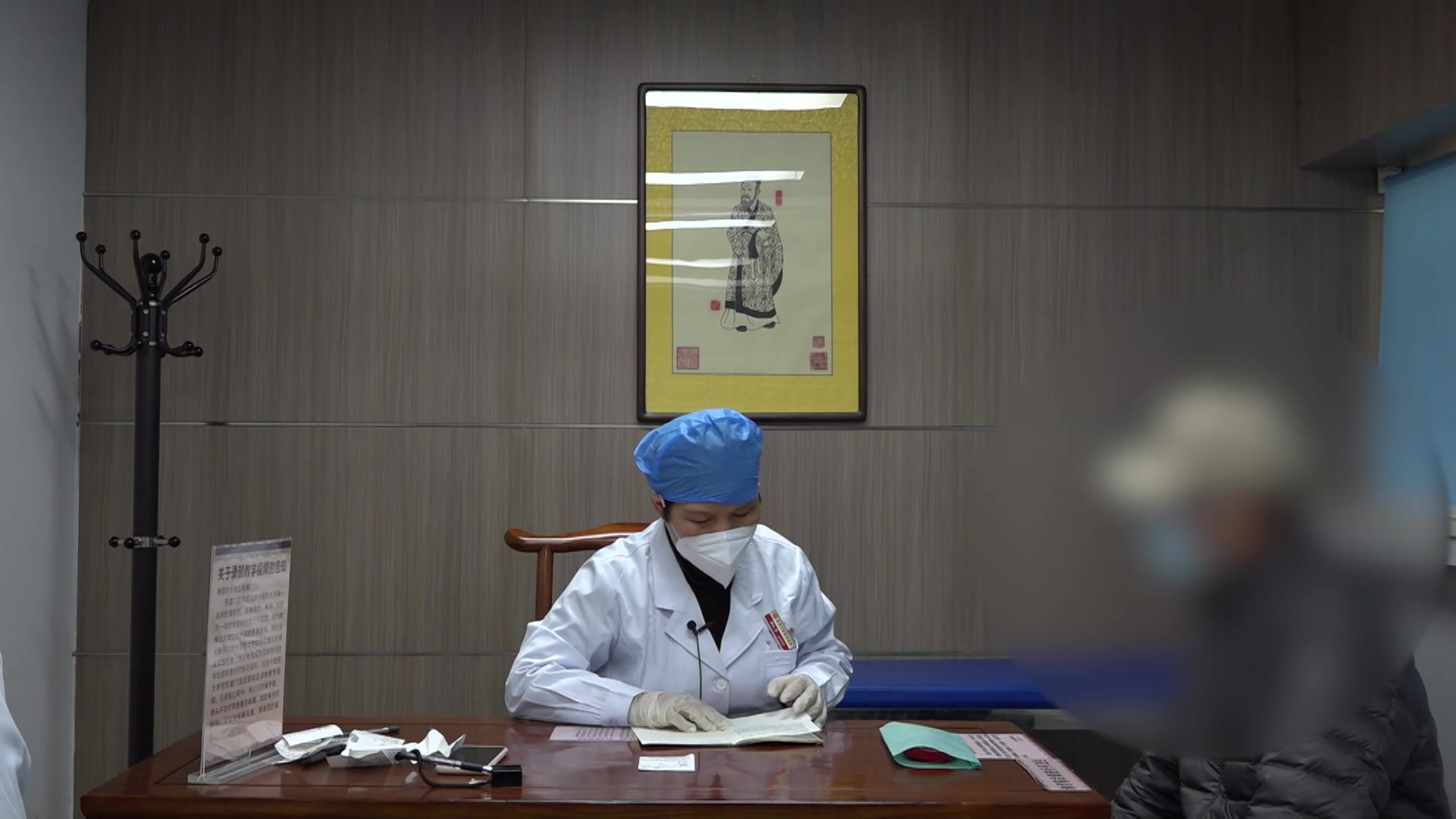 脾肾亏虚湿浊内蕴：60岁男性多囊肾肾衰腰部胀满的温肾健脾化湿法