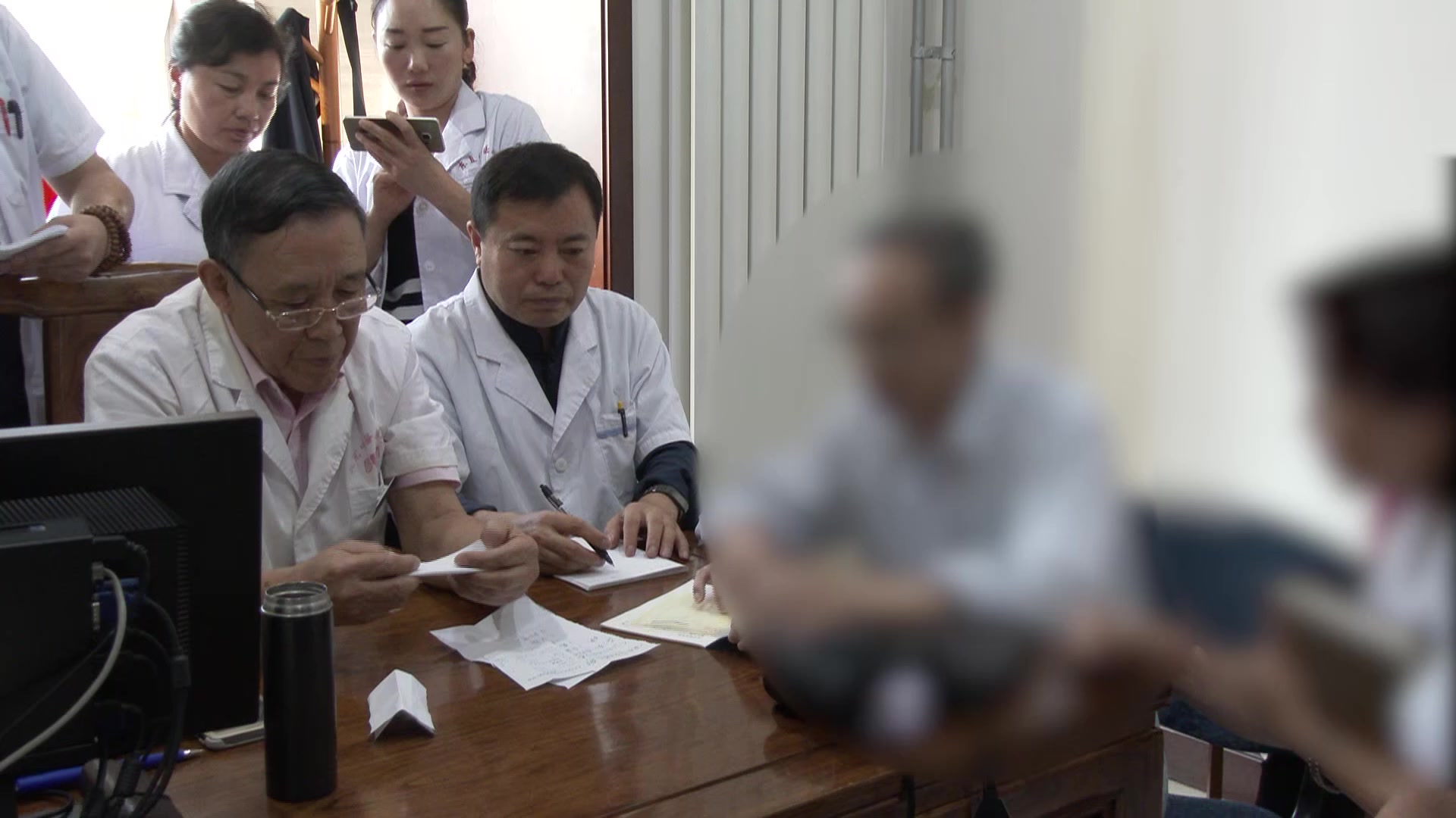湿热下注气血瘀滞：57岁男性包皮术后尿道疼痛尿细散的清利活血法