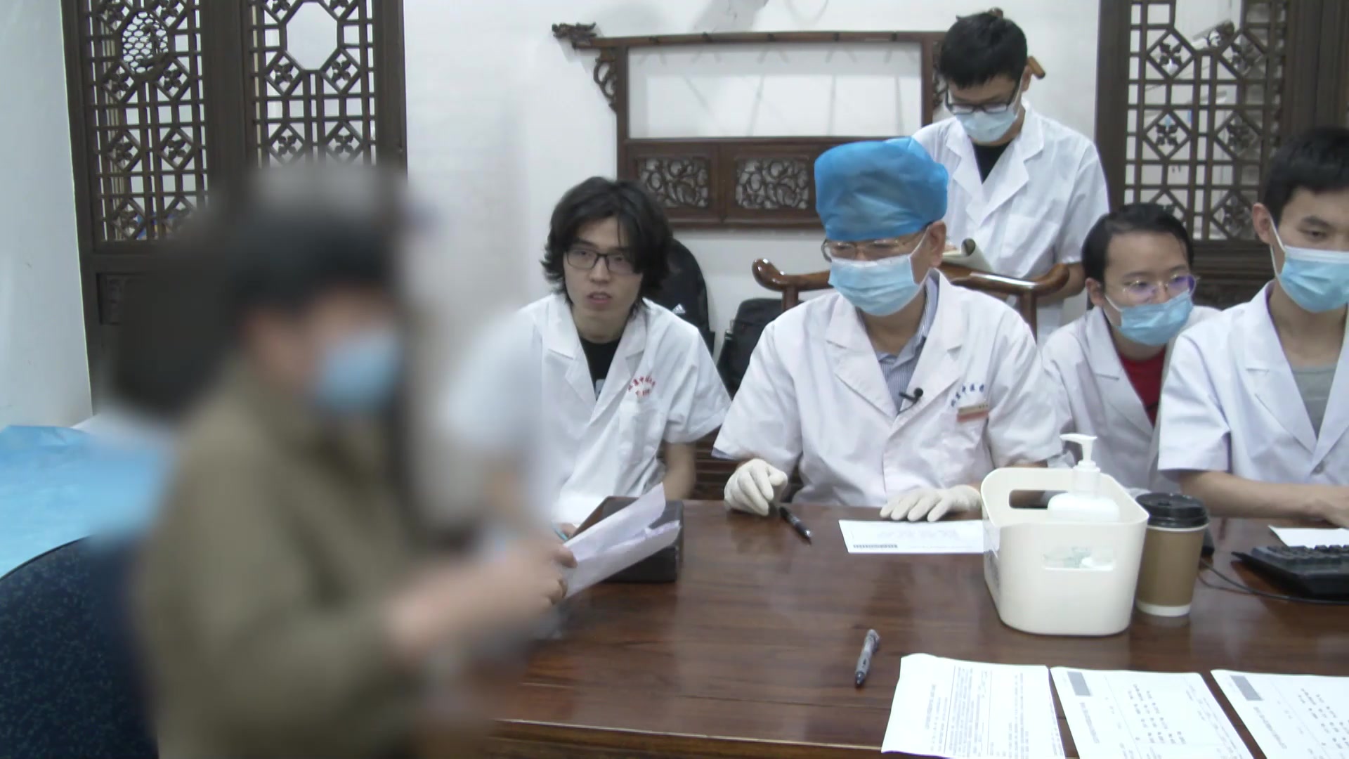 阳虚寒凝，气血不畅：54岁郁病女性左上肢麻木疼痛的温阳养血通络法