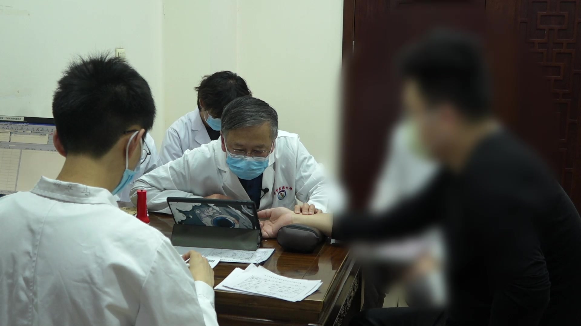 湿热内蕴脾胃肝胆：25岁男性术后胃痞口干早醒的清利湿热法
