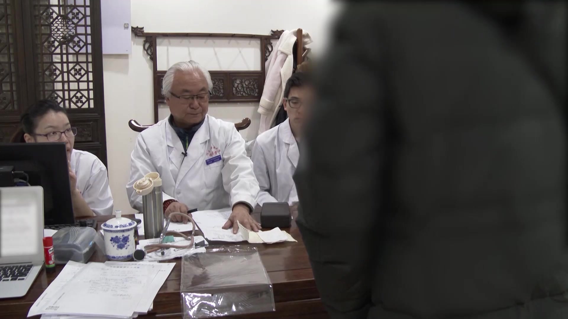 气血不足湿热蕴结：76岁胆石症患者偶痛脱发的中药保守治疗思路