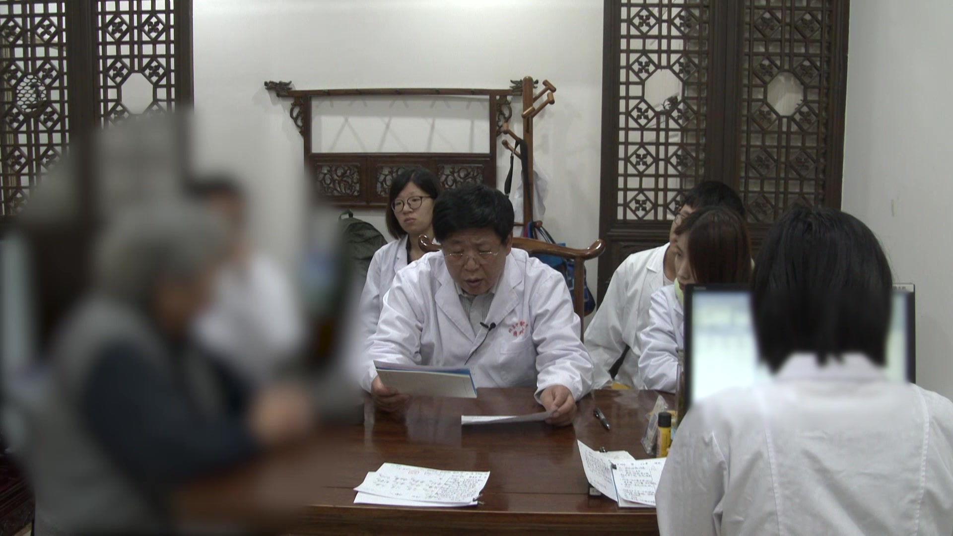 寒饮伏肺郁热伤津：82岁老太咳嗽月余痰多难卧的温清并用治法