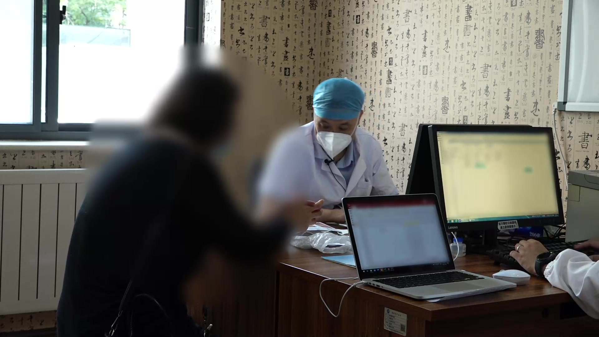 脾虚湿热瘀阻：48岁女性久痢大便粘滞的健脾清化内外合治法