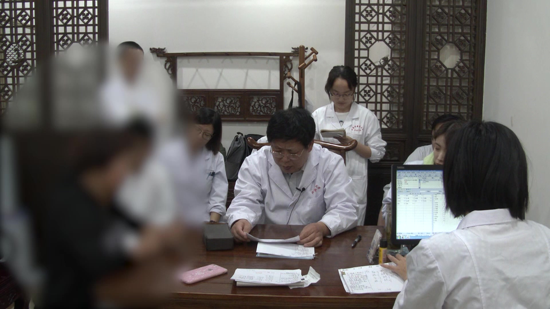 气阴两虚六郁化热：53岁女性胃痞多汗伴晨峰高血压的理气养阴活血法
