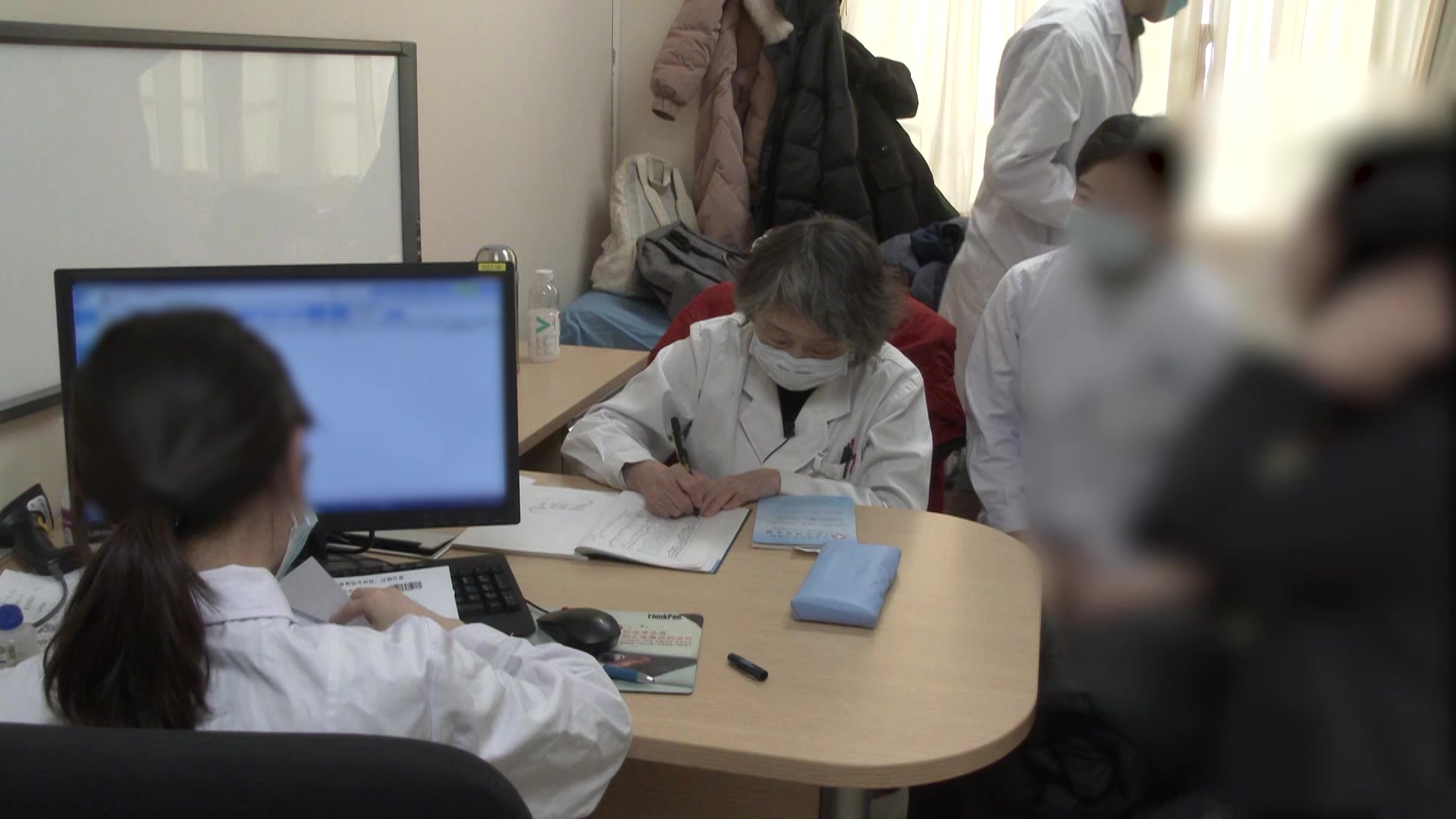 肝胃不和：31岁结缔组织病演员演出劳累致胃胀的疏肝和胃法