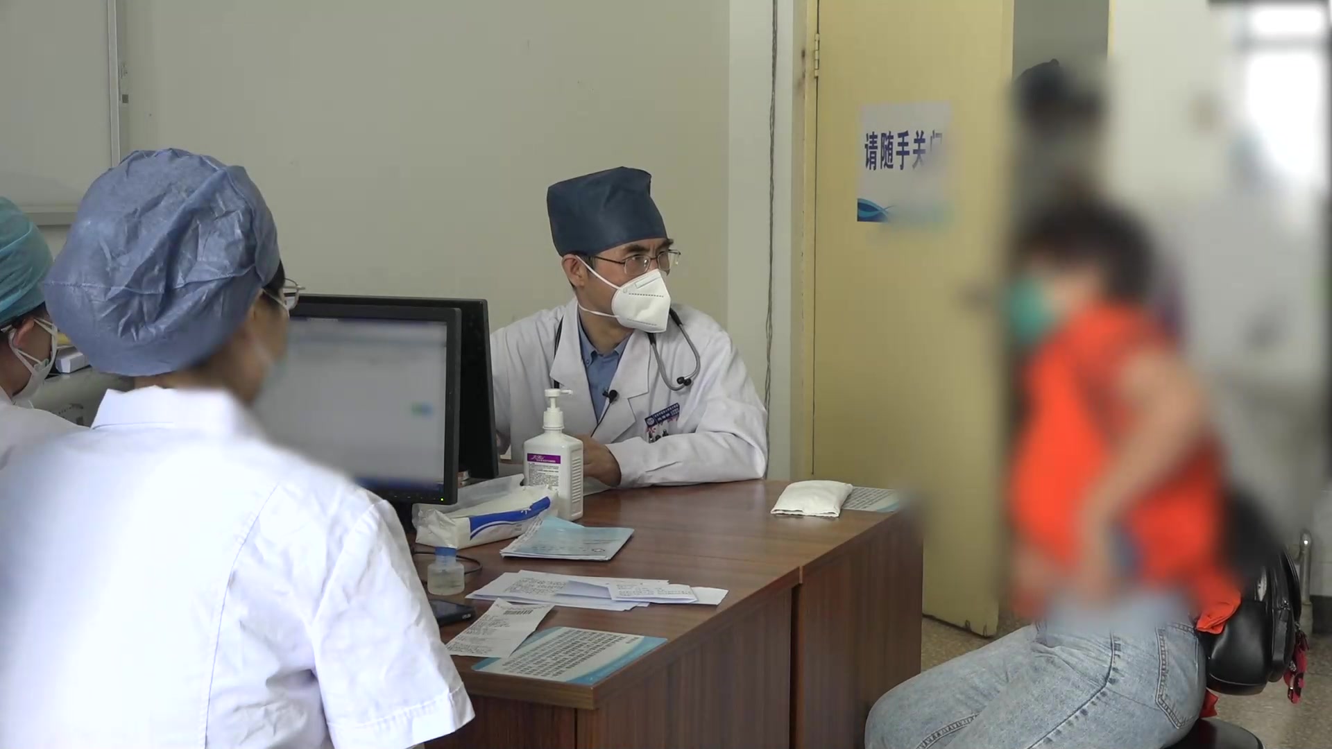 水湿瘀血内停：39岁女性头晕昏沉10年伴腿肿的利湿活血法