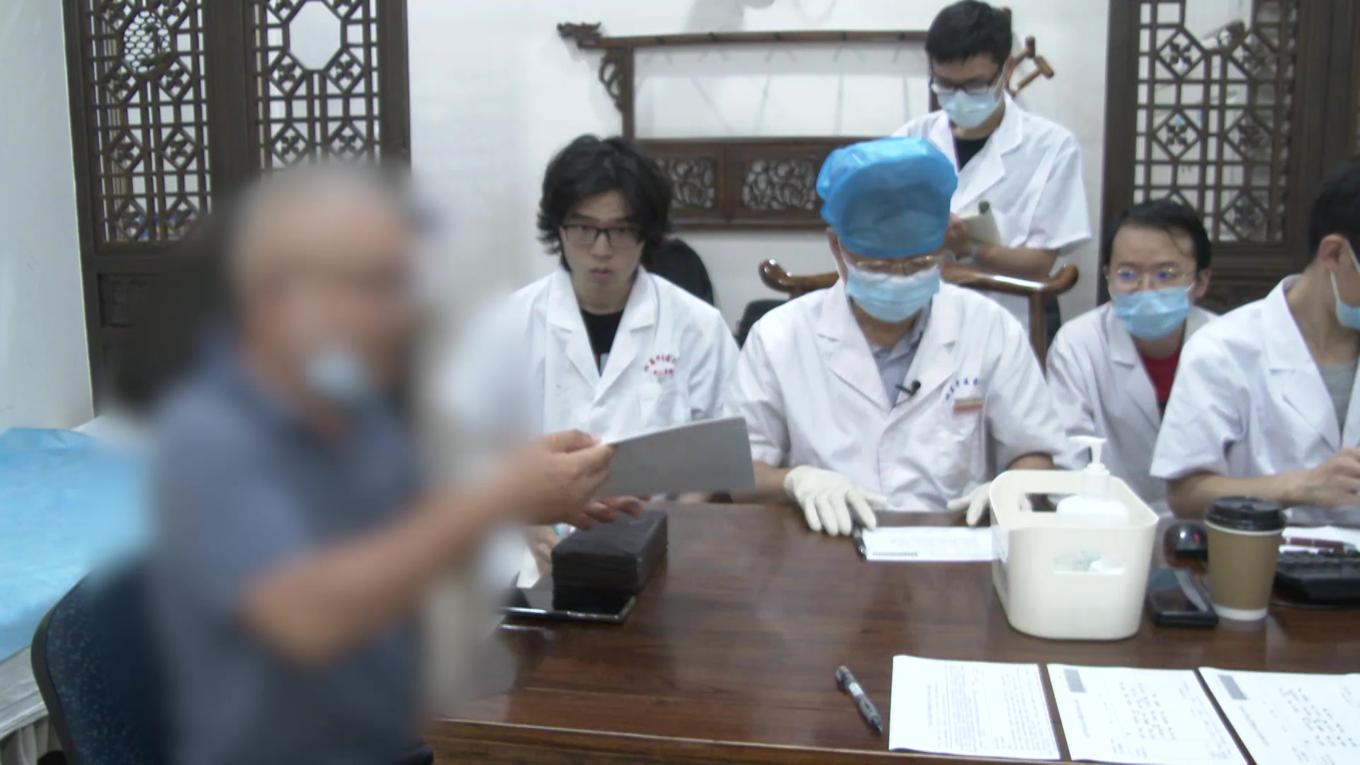 脾虚湿盛心肾不交：50岁男性失眠腹泻的健脾化湿交通心肾法