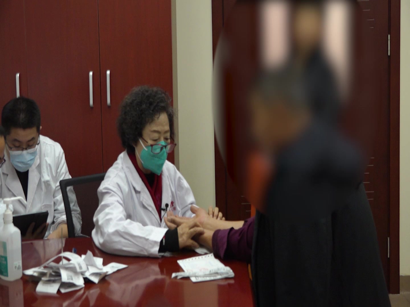 湿热毒蕴痰瘀阻络：62岁男性肺结节伴间质性肺炎的清热利湿散结法