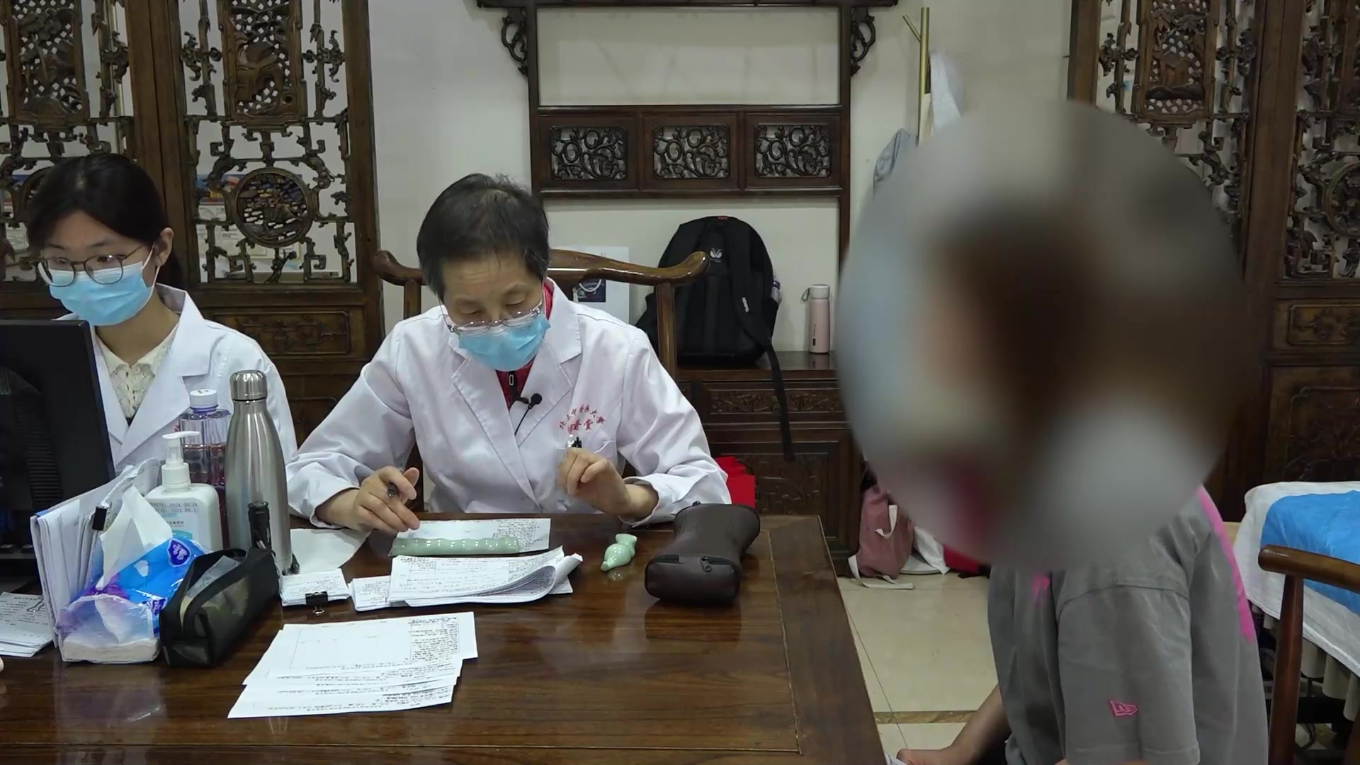 肝肾阴虚，虚火上扰：44岁女性头痛伴烘热无汗的滋阴降火法