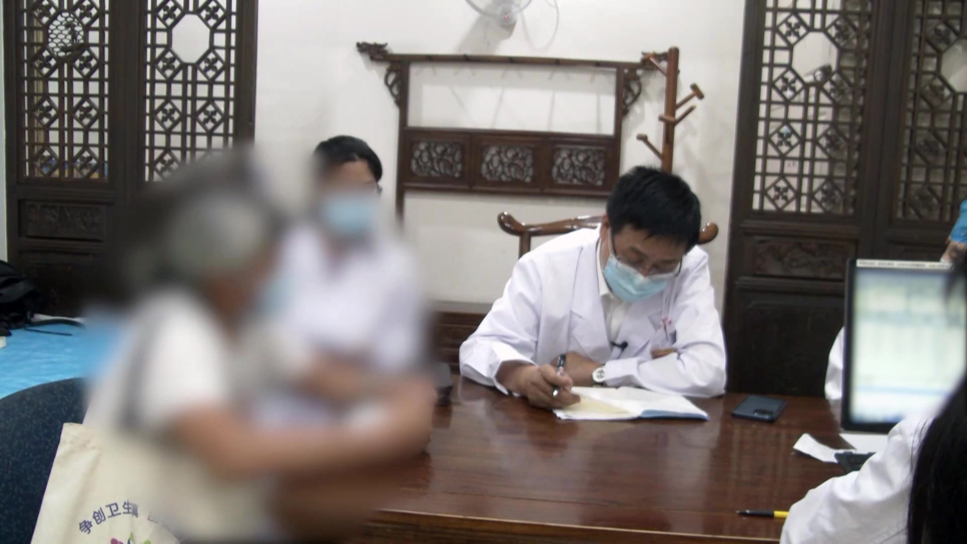 气郁痰凝兼肝郁脾虚：58岁女性瘿瘤结节疼痛伴腹泻的理气化痰散结法