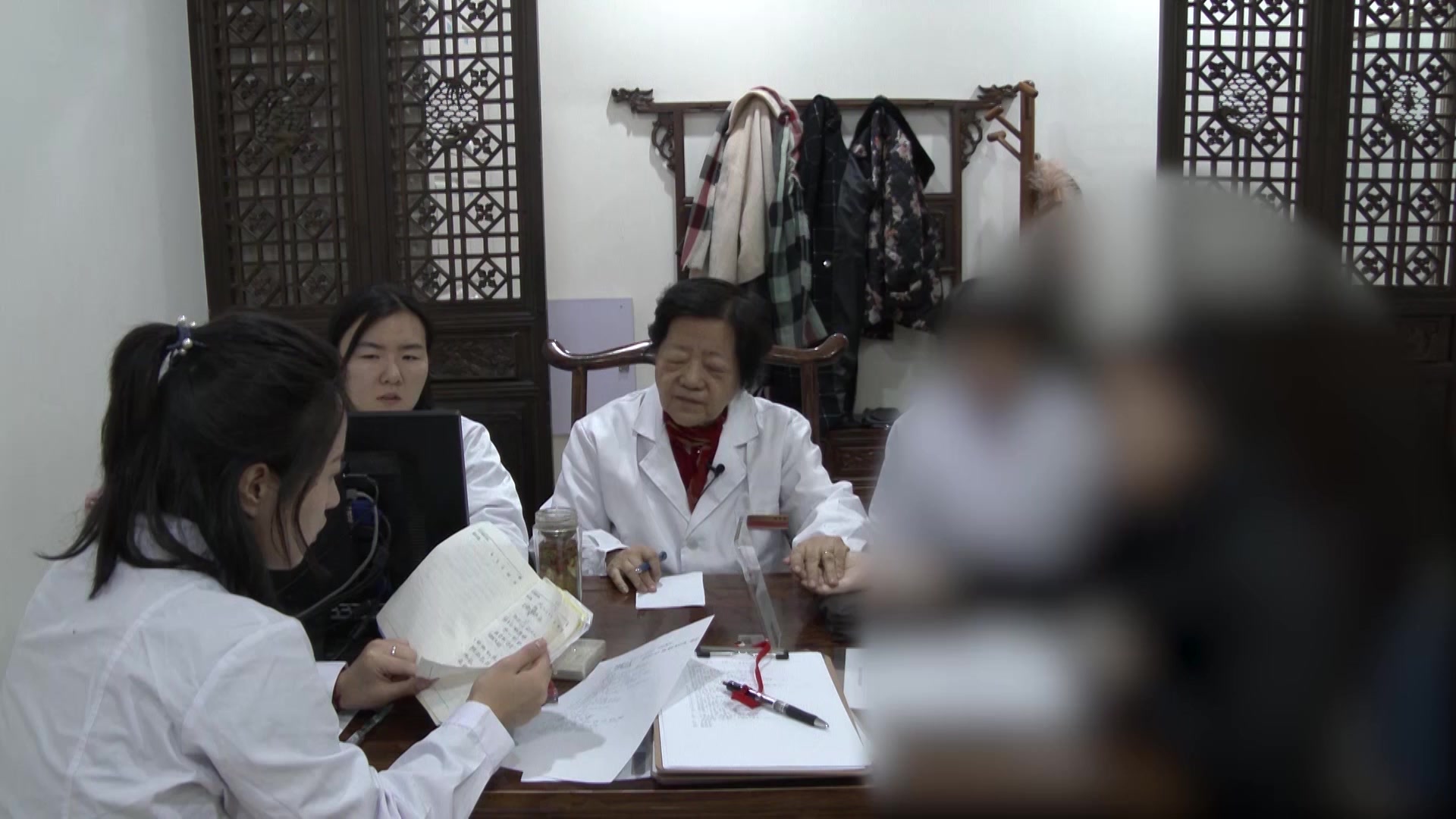 肾虚肝郁湿热瘀阻：23岁女博士多囊经间期出血的化瘀调周法