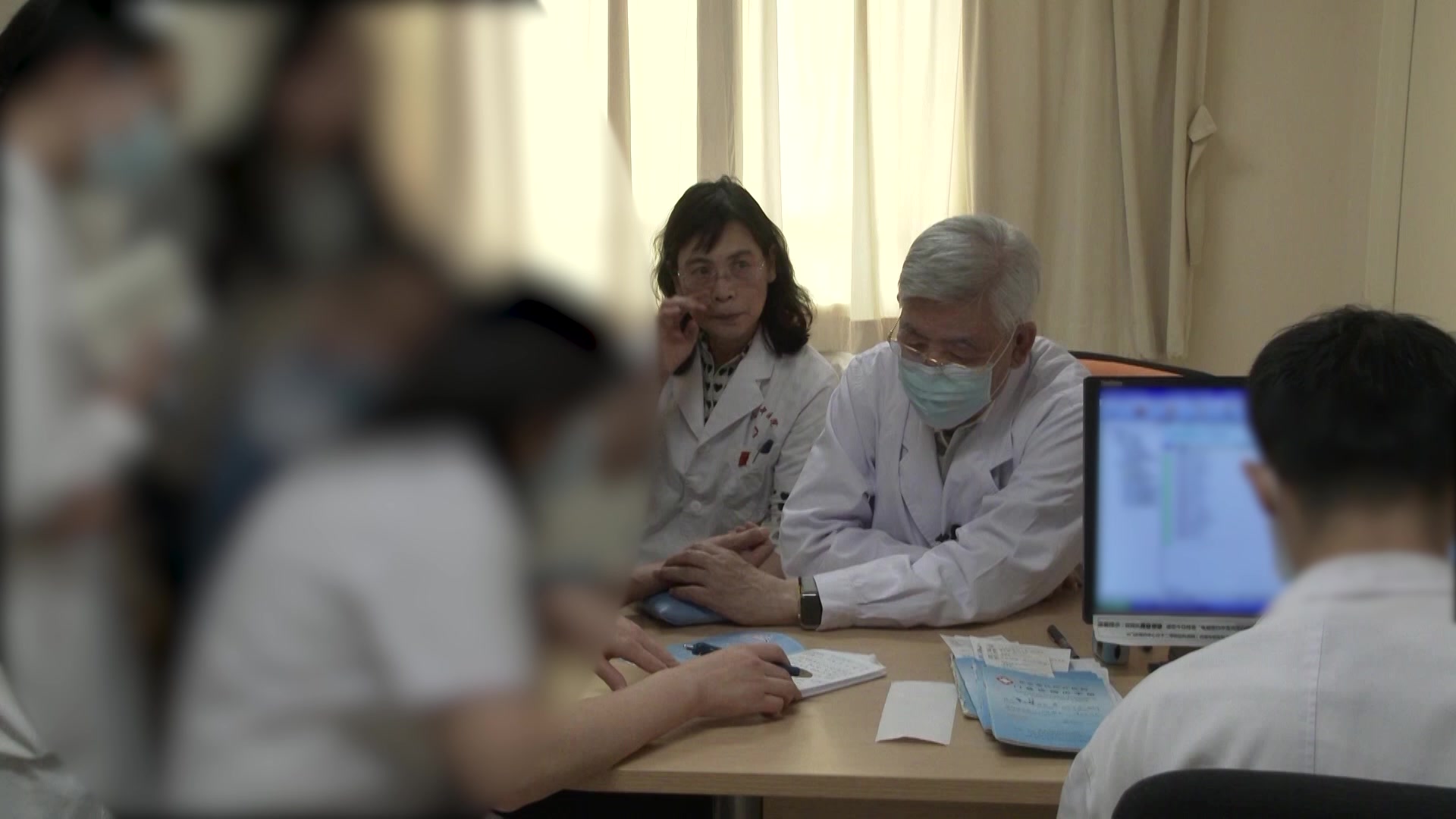 气阴两虚痰浊内蕴：59岁肺癌靶向治疗后口咸便溏鼻干之健脾化浊法