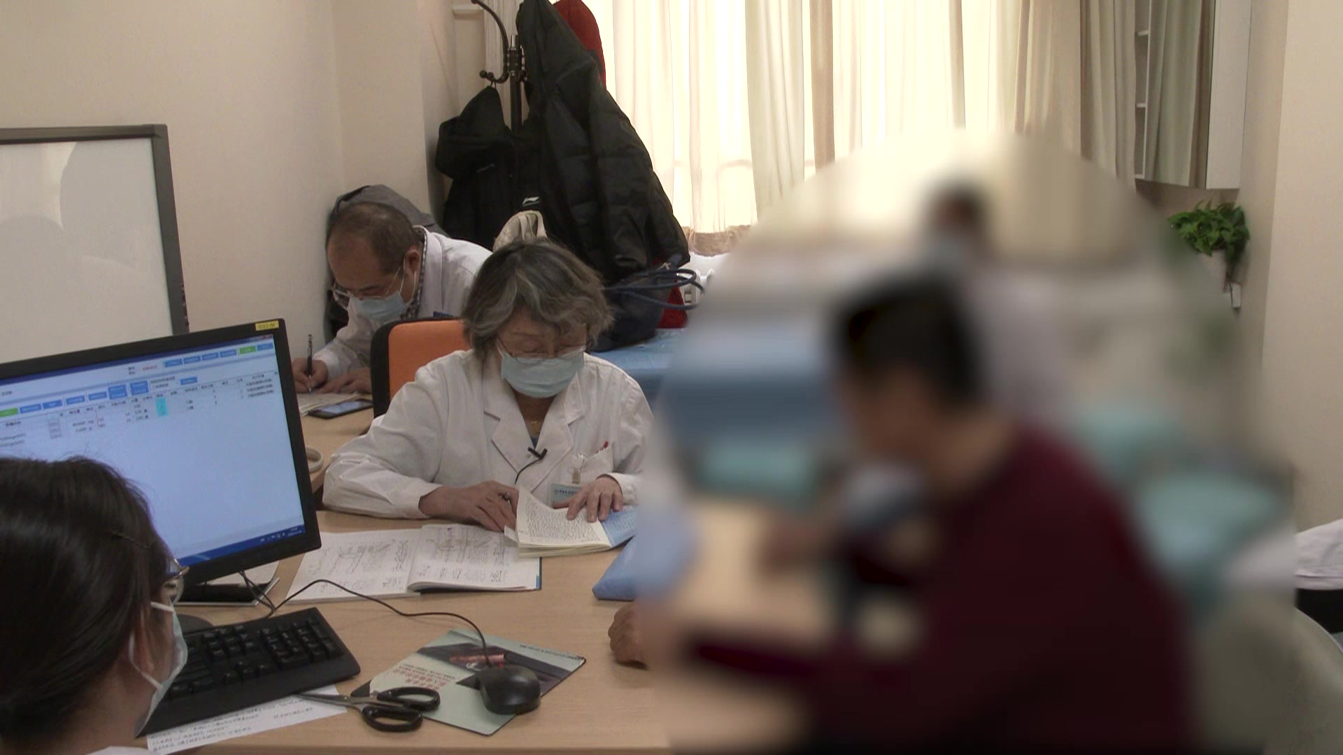 瘀血阻络肾督亏虚：57岁强直性脊柱炎骶髂剧痛的中药热敷与镇痛管理
