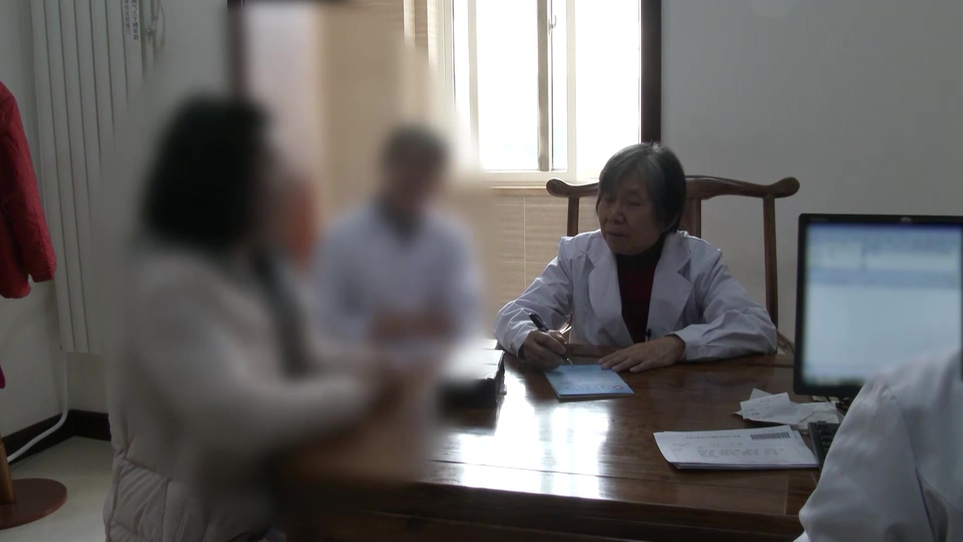 气虚痰热内蕴：35岁女性产后便秘伴指端疱疹的补气清热化痰法