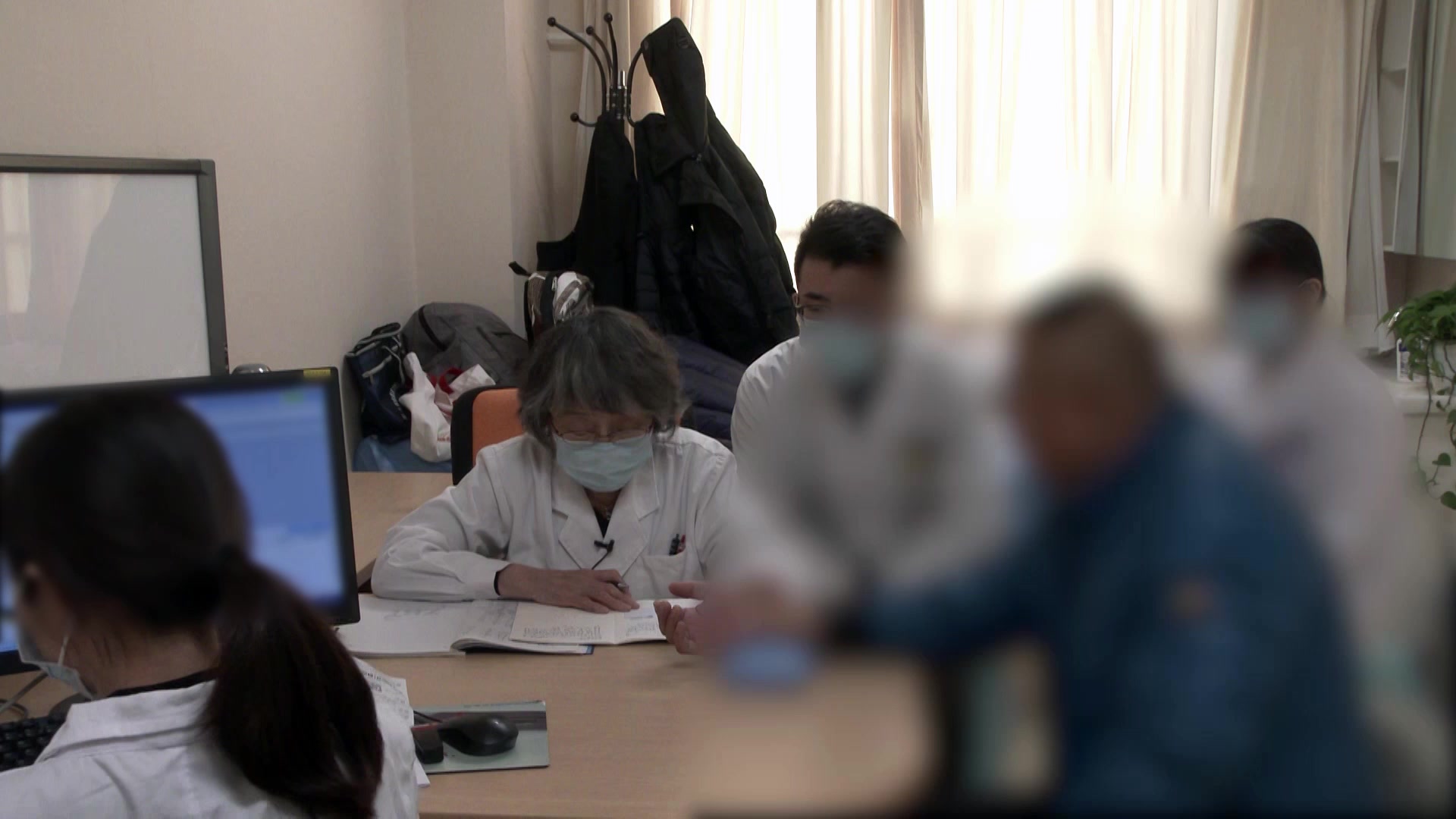肾督阳虚寒湿未尽：51岁强直性脊柱炎患者腿根痛晨冷背僵的温肾通督调理