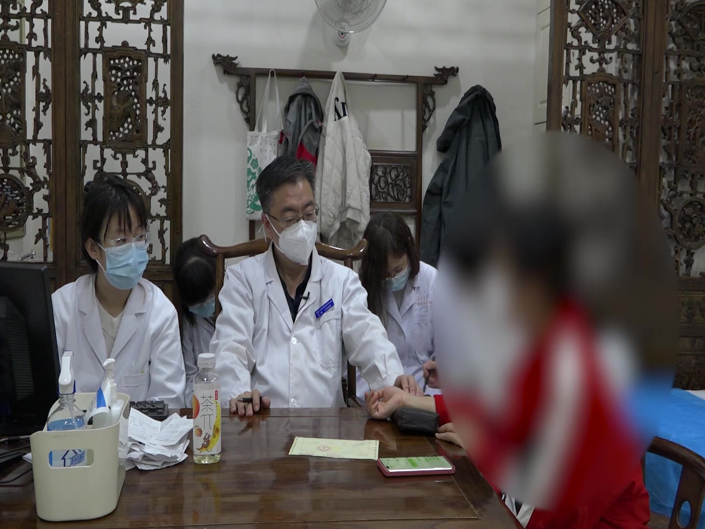 气滞血瘀肝郁脾虚：42岁女性失眠伴经前诸症的理气活血安神法