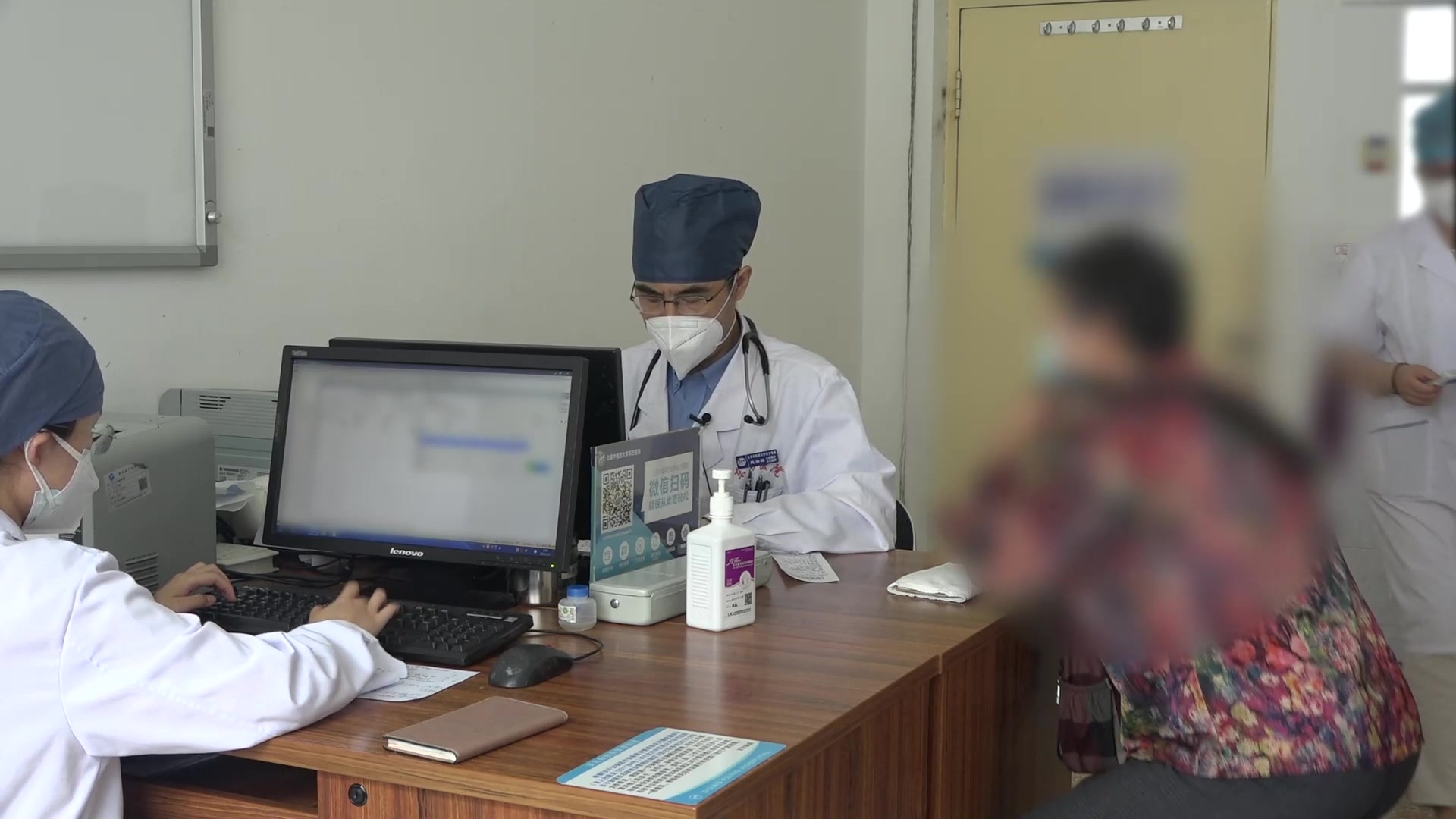 上热下寒心肾不交：67岁女性顽固失眠伴咽痒身痒的清上温下法