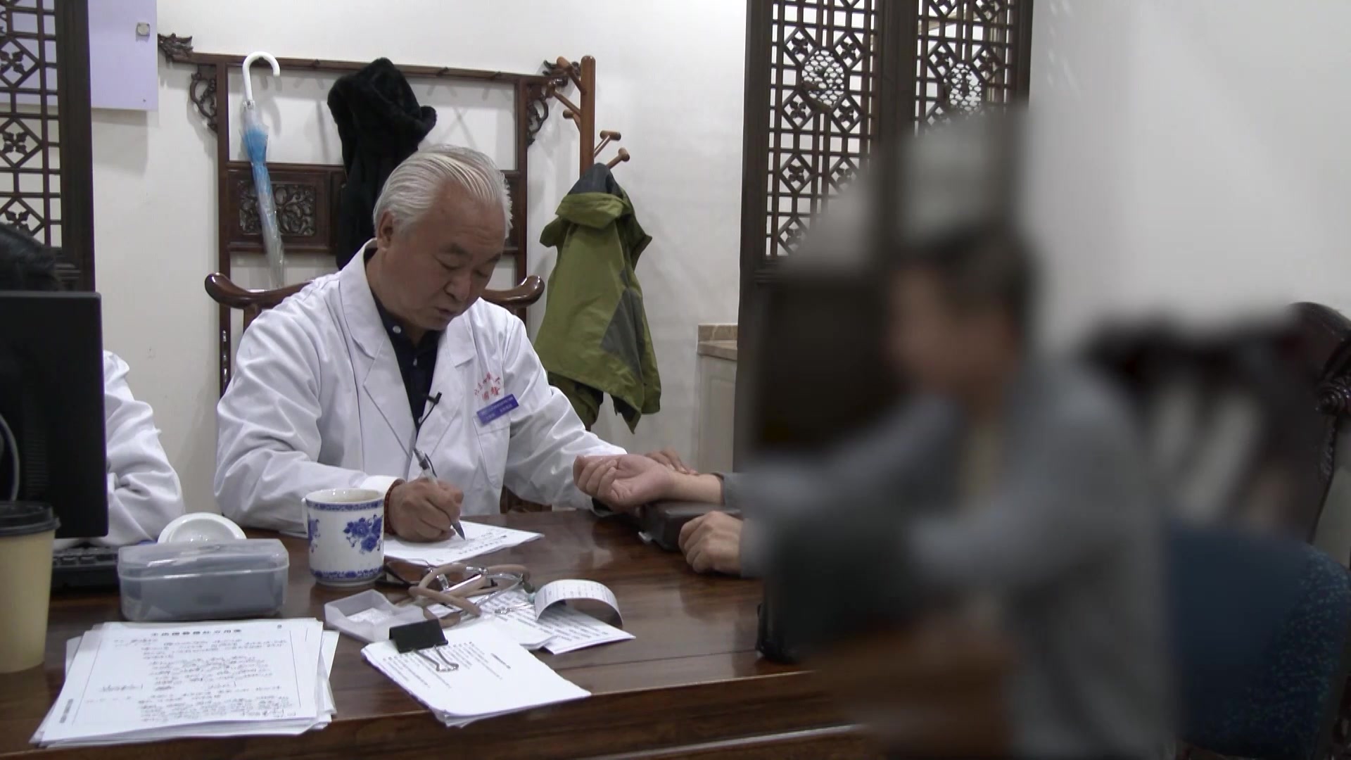 气滞血瘀心血不足：56岁男性肩痹2月余的通经活络法