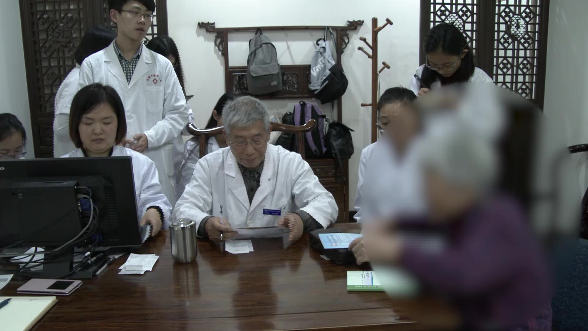风痰恋肺：79岁女性咳嗽变异性哮喘咽痒的养血活血调治