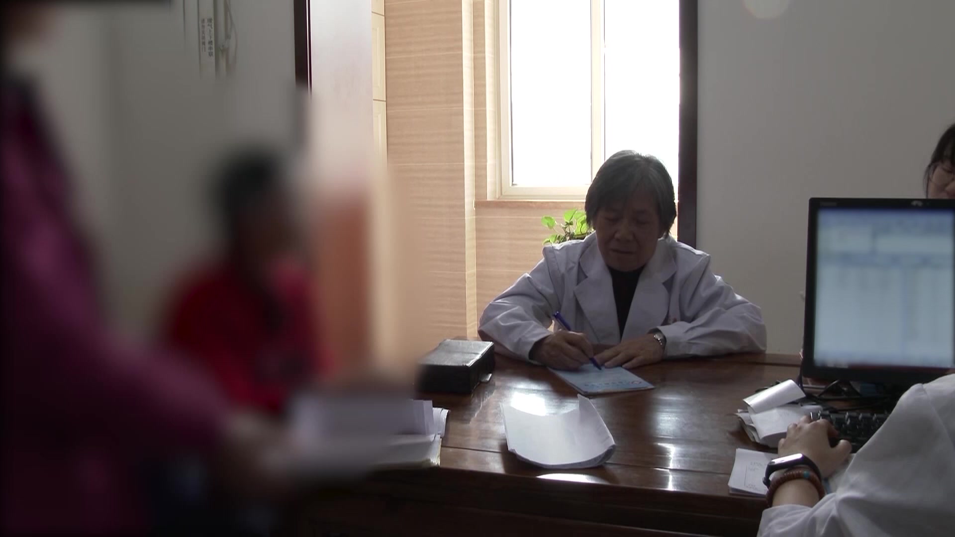 阴血不足表虚不固：73岁过敏性鼻炎患者频繁喷嚏胸闷的益气固表法