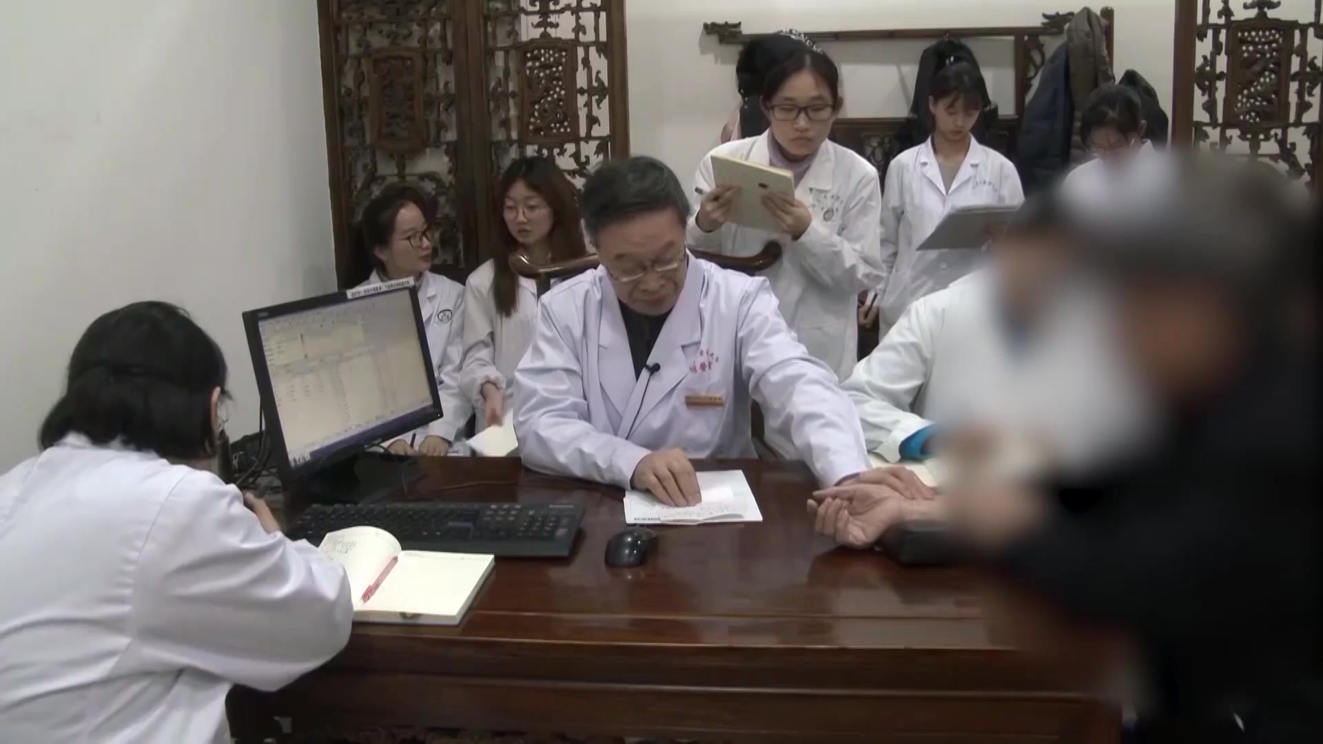 脾虚湿蕴风痰上扰：73岁慢性肾病伴带状疱疹后神经痛头晕的健脾化湿平肝法
