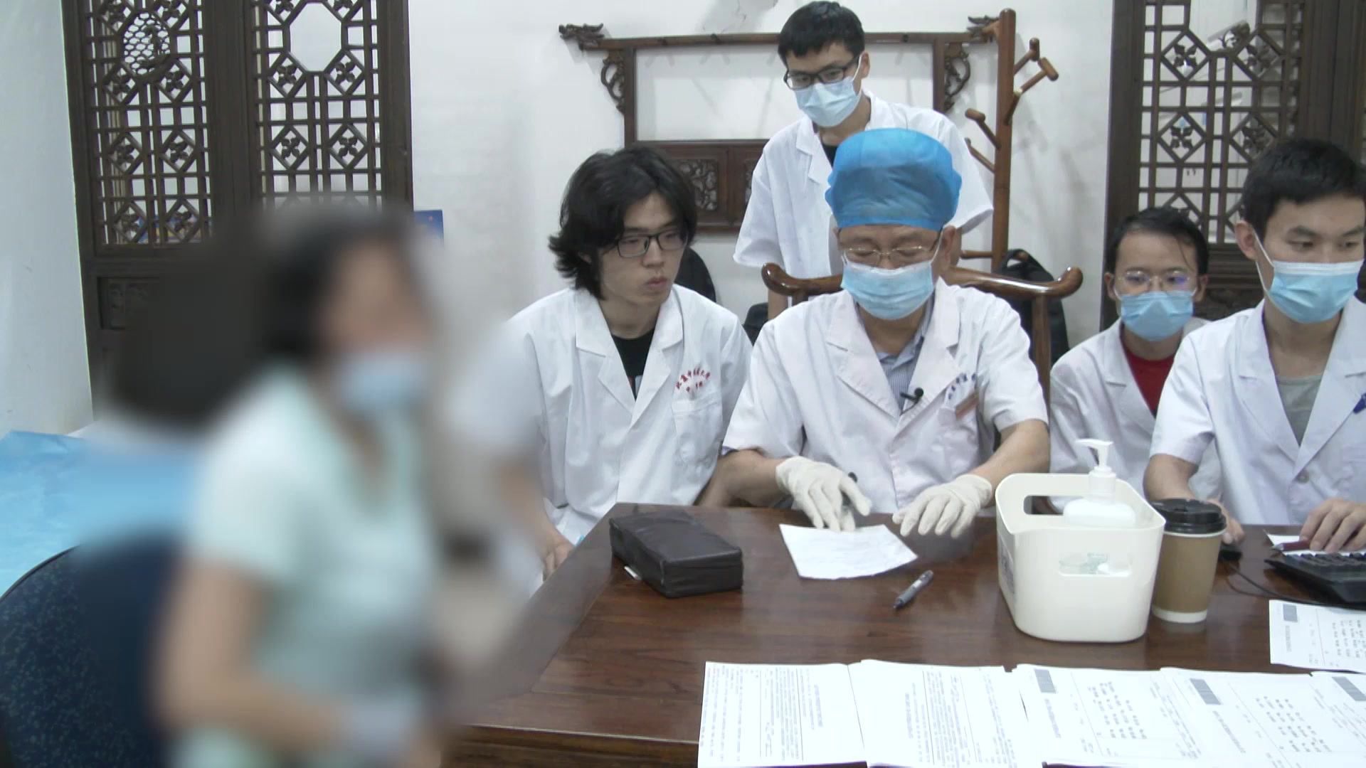 肾阴阳两虚寒热错杂：54岁女性更年期烘热汗出关节痛之温清并用法