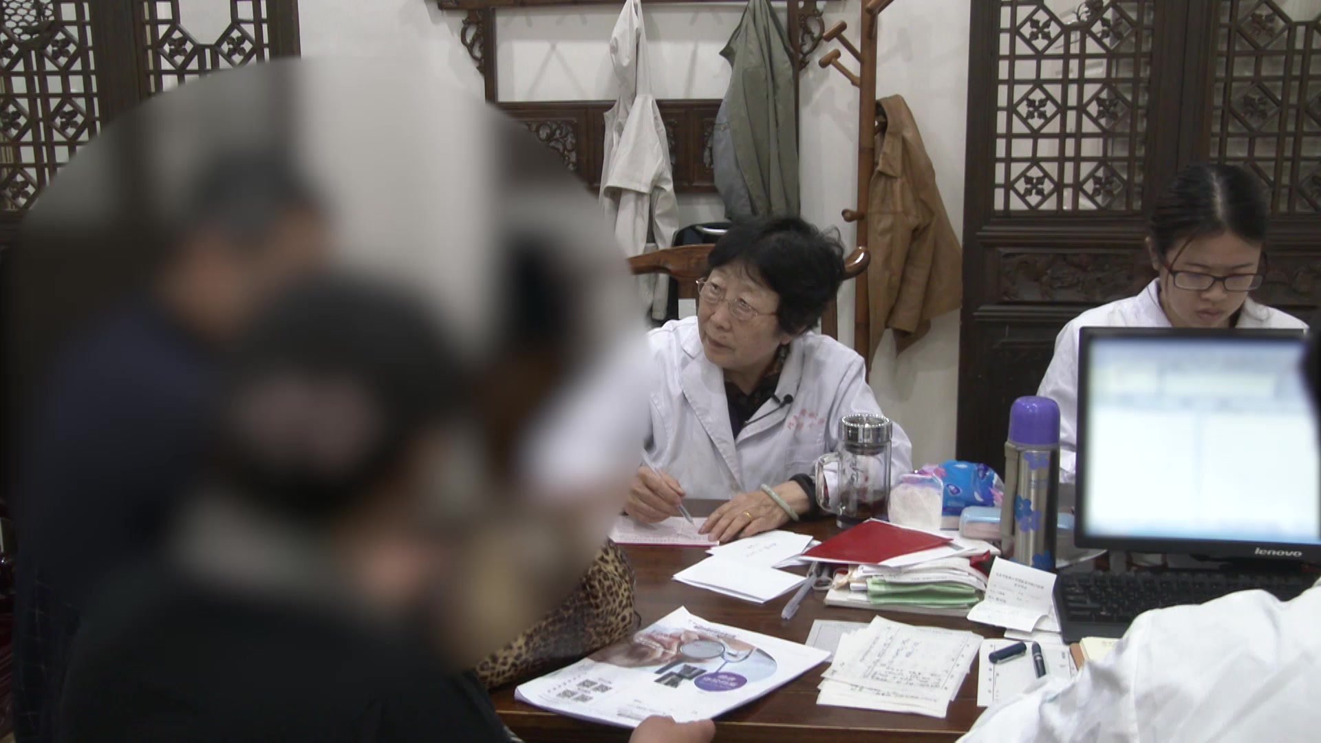 脾虚肠燥心失养：53岁冠心病支架术后胃胀便秘的健脾润肠养心法