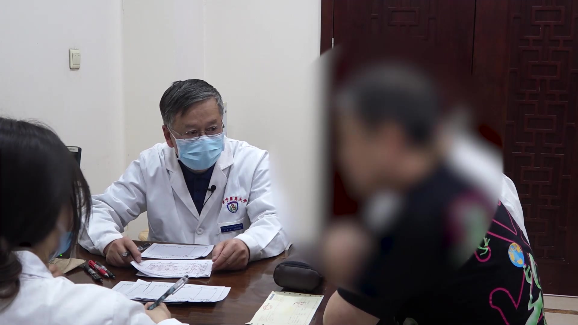 痰热蕴肺心气不足：47岁男性感冒后涕黄胸痹的清肺排脓益气法