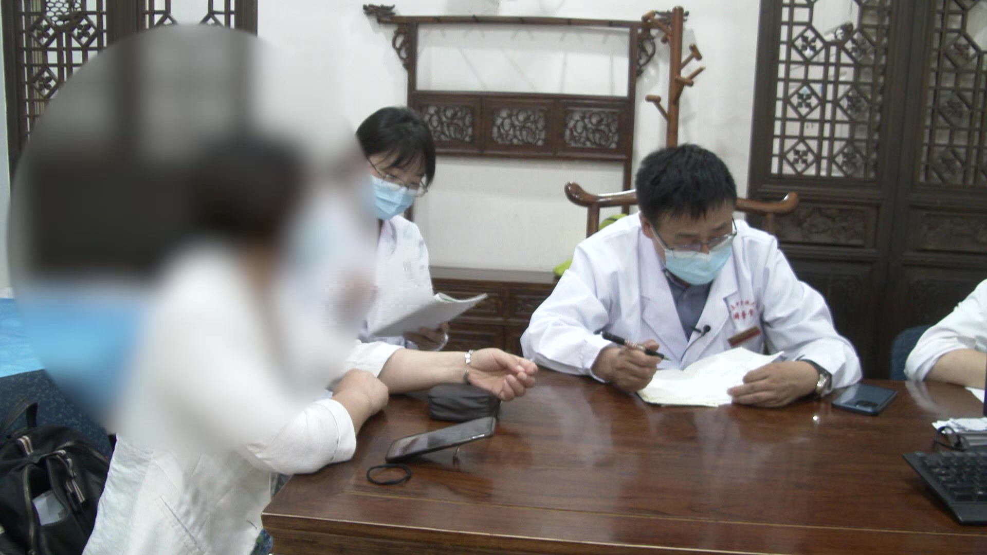 湿邪内阻：44岁女性甲状腺结节伴手足肿胀的化湿利水法