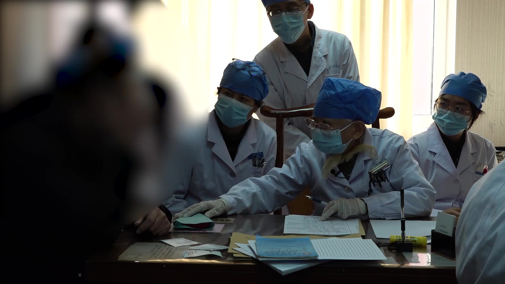 湿热内蕴：52岁男性胸痹复诊腹胀的清热化湿治法