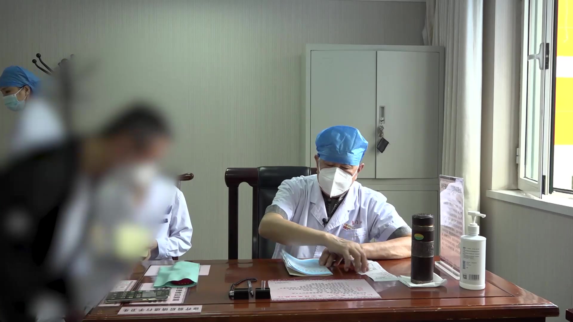 肝肾阴虚热毒内蕴：51岁男性药物性肝损伤后颧红不退的滋肾解毒引热下行法
