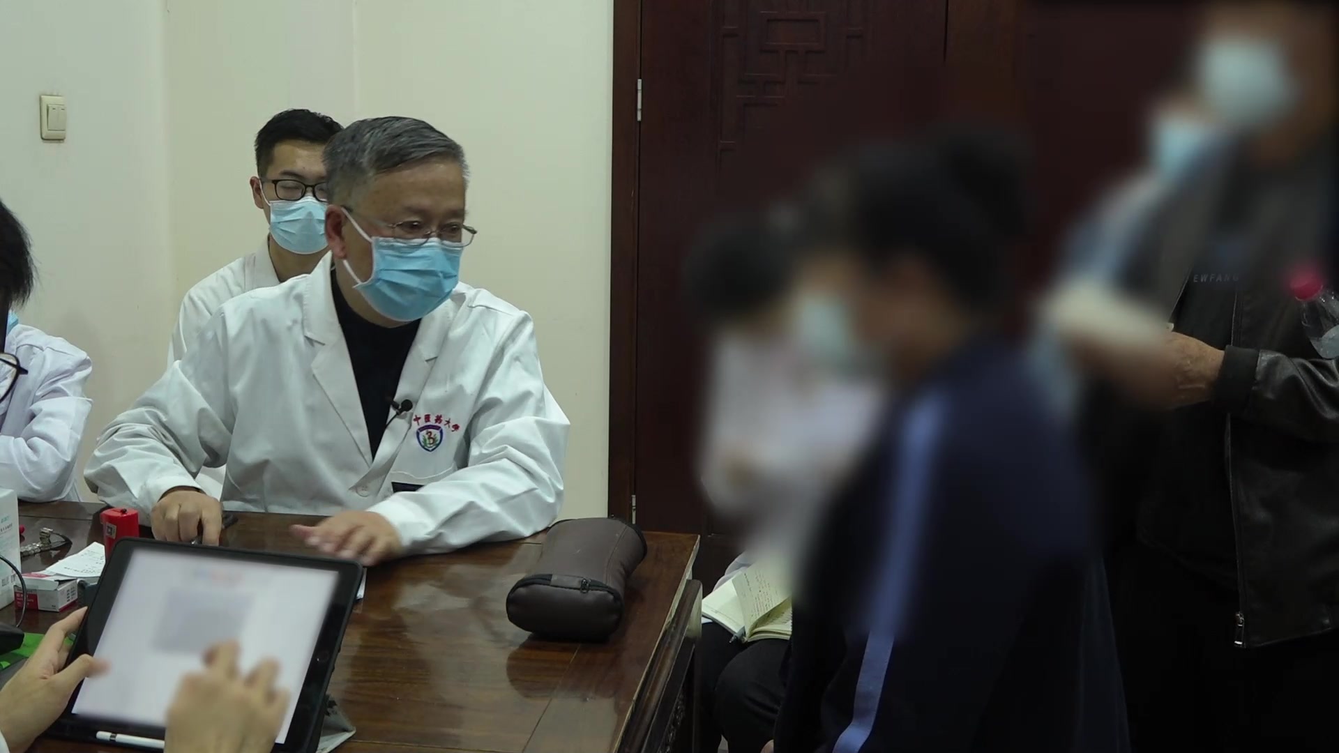 痰浊阻肺兼风咳：55岁女性咳嗽憋气2个月的清热化痰宣肺法