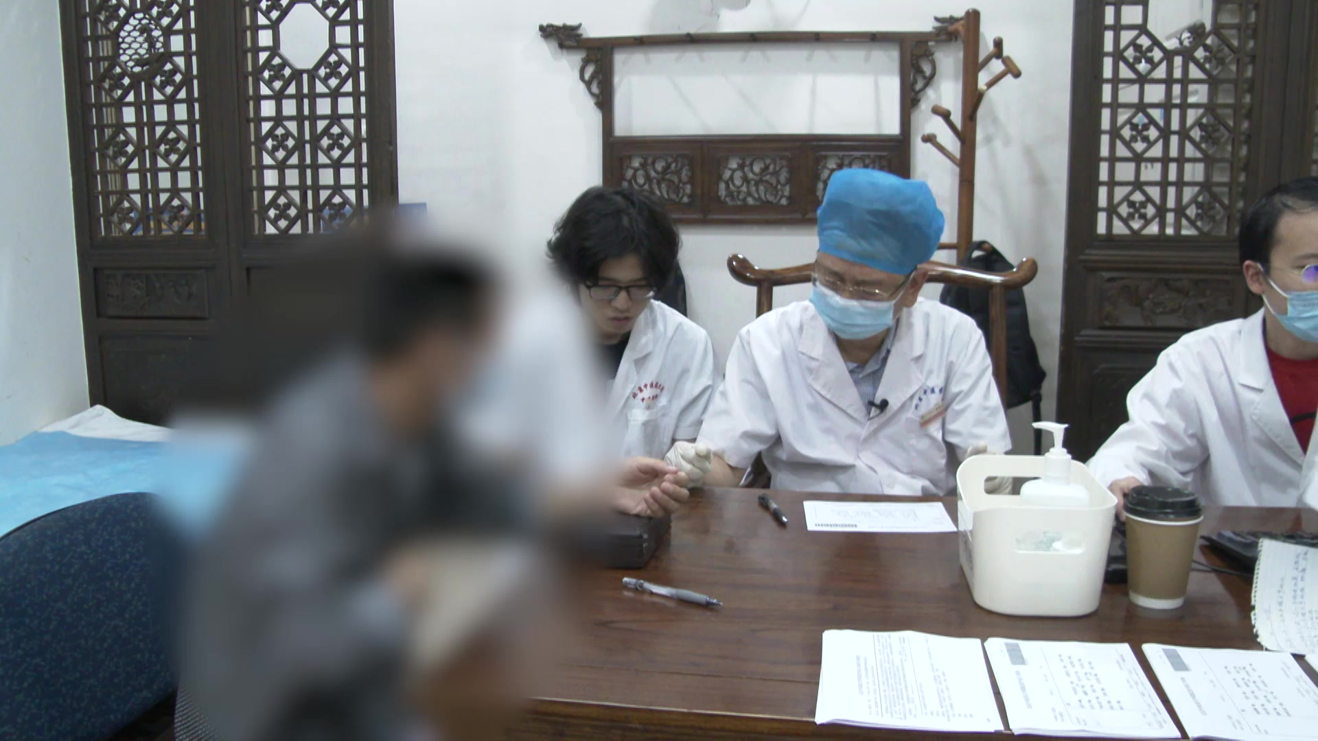 脾虚气滞湿蕴化热：48岁男性胃痛纳呆的健脾理气化湿法