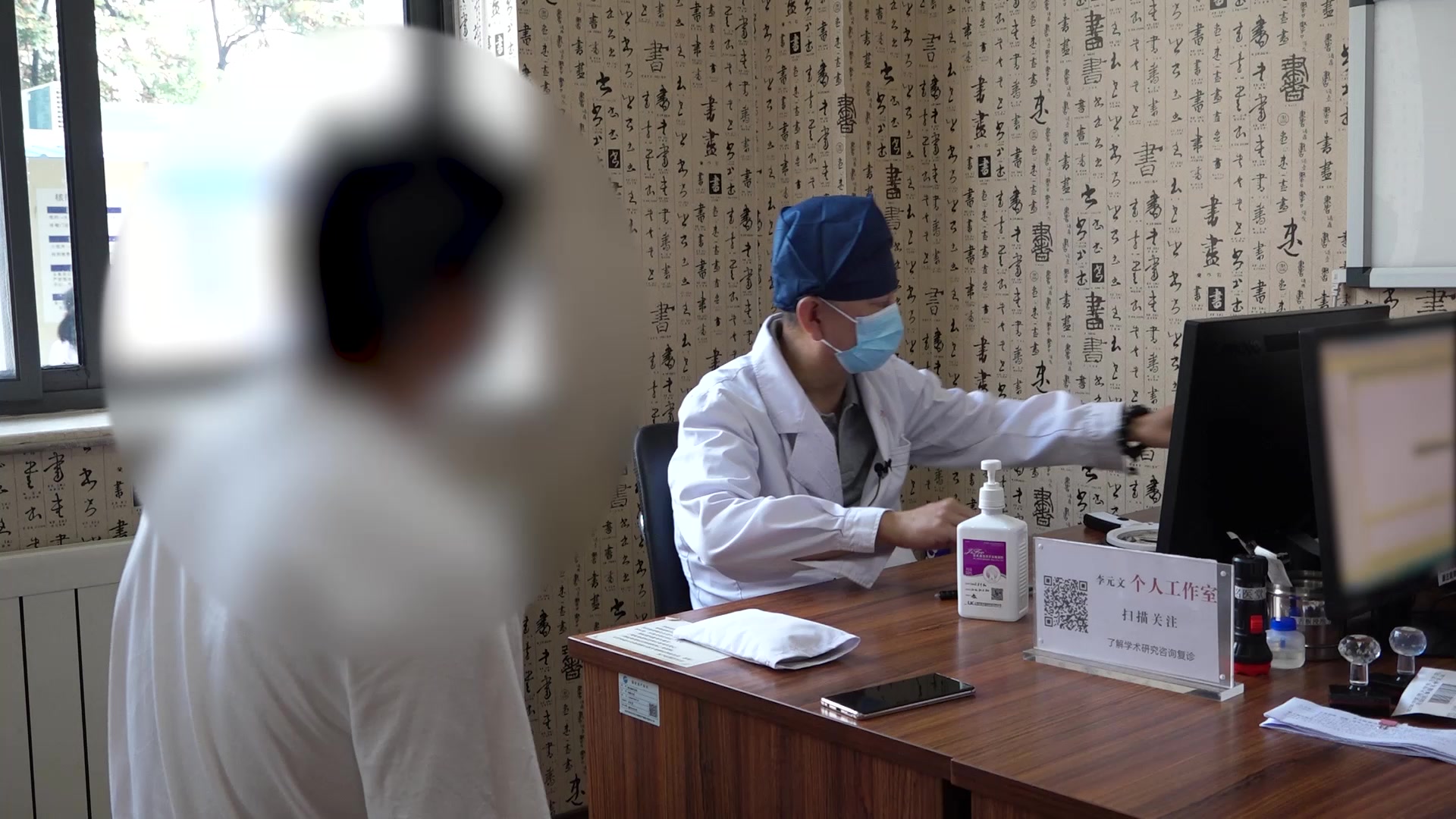 肝郁湿热上蒸：35岁男性脂溢性脱发伴面部皮炎的内服外洗法