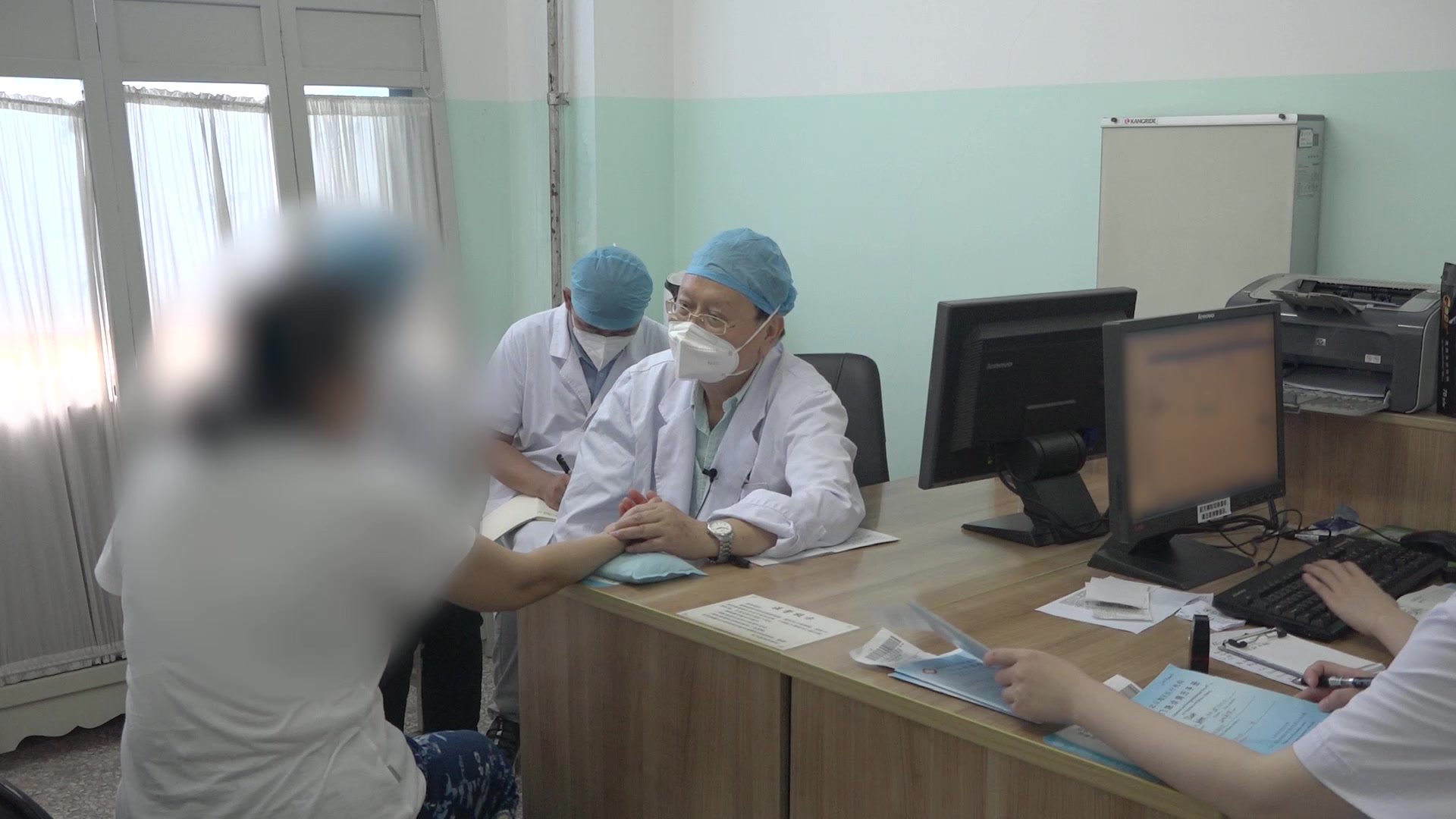 血热风噪证：57岁女性下肢静脉功能不全腿部灼热瘙痒的清热利湿凉血法