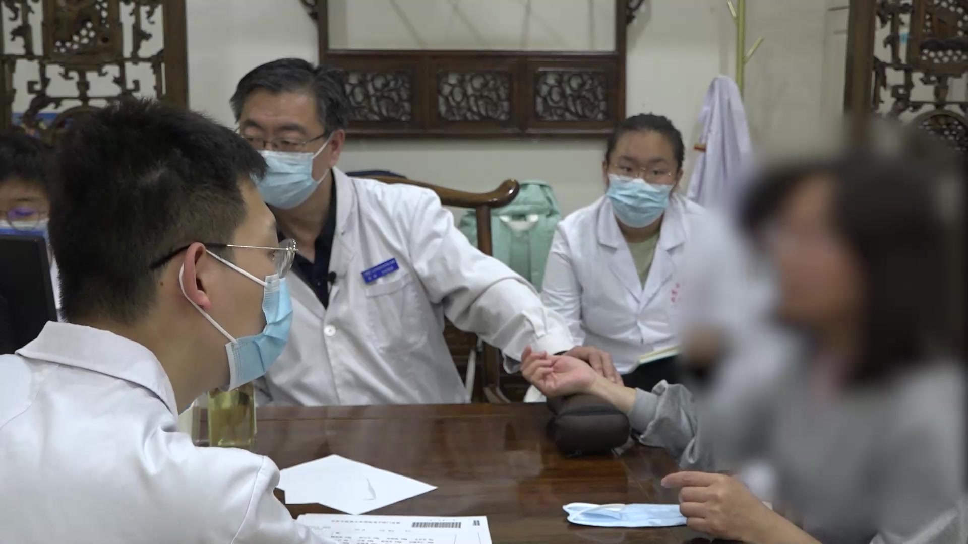肝胃不和脾虚痰湿：50岁女性晚饭前腹胀呃逆反酸的理气健脾化痰法