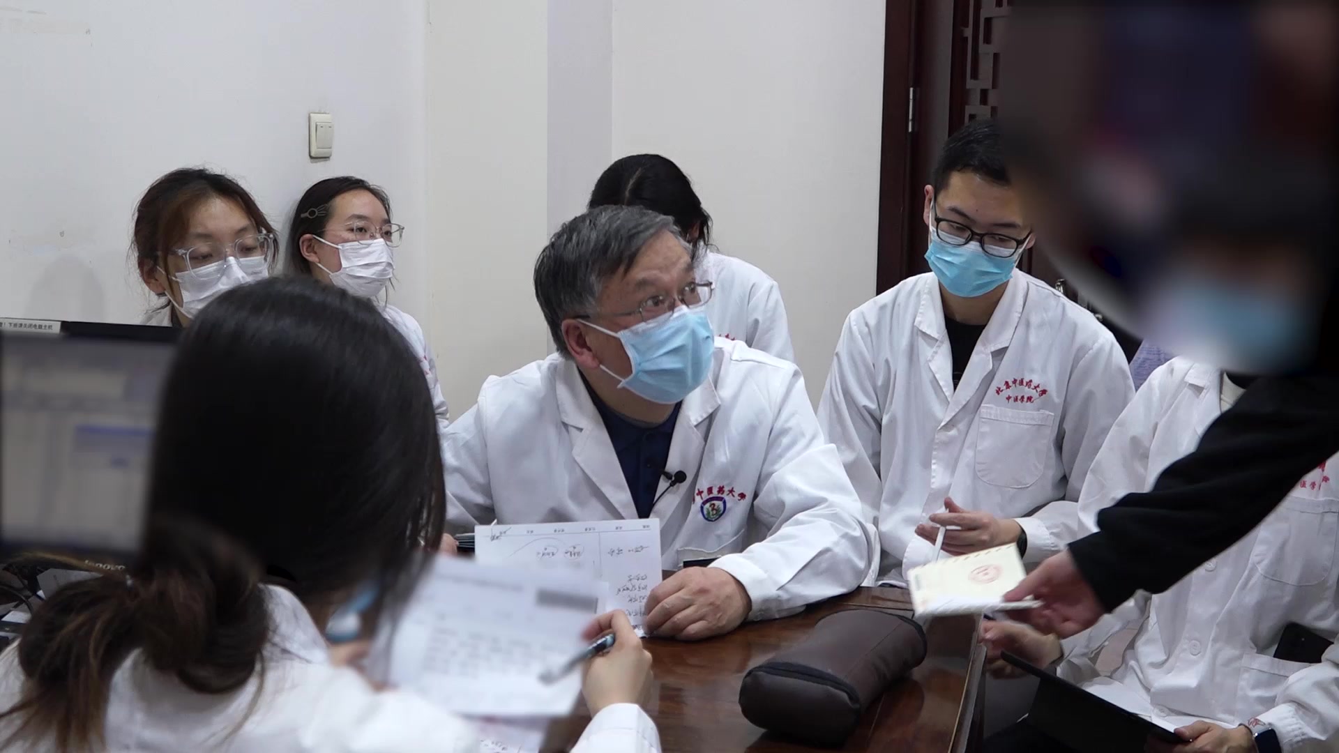 痰热内蕴上热下寒：25岁男性头晕血压偏高伴过敏性鼻炎的清肺化痰法