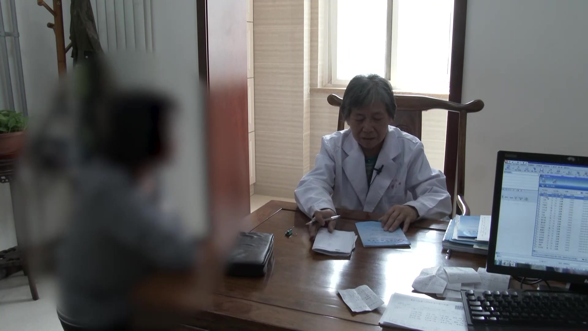 阳虚寒湿化热：44岁女性痹证关节冷痛伴上火的温阳散寒清上法