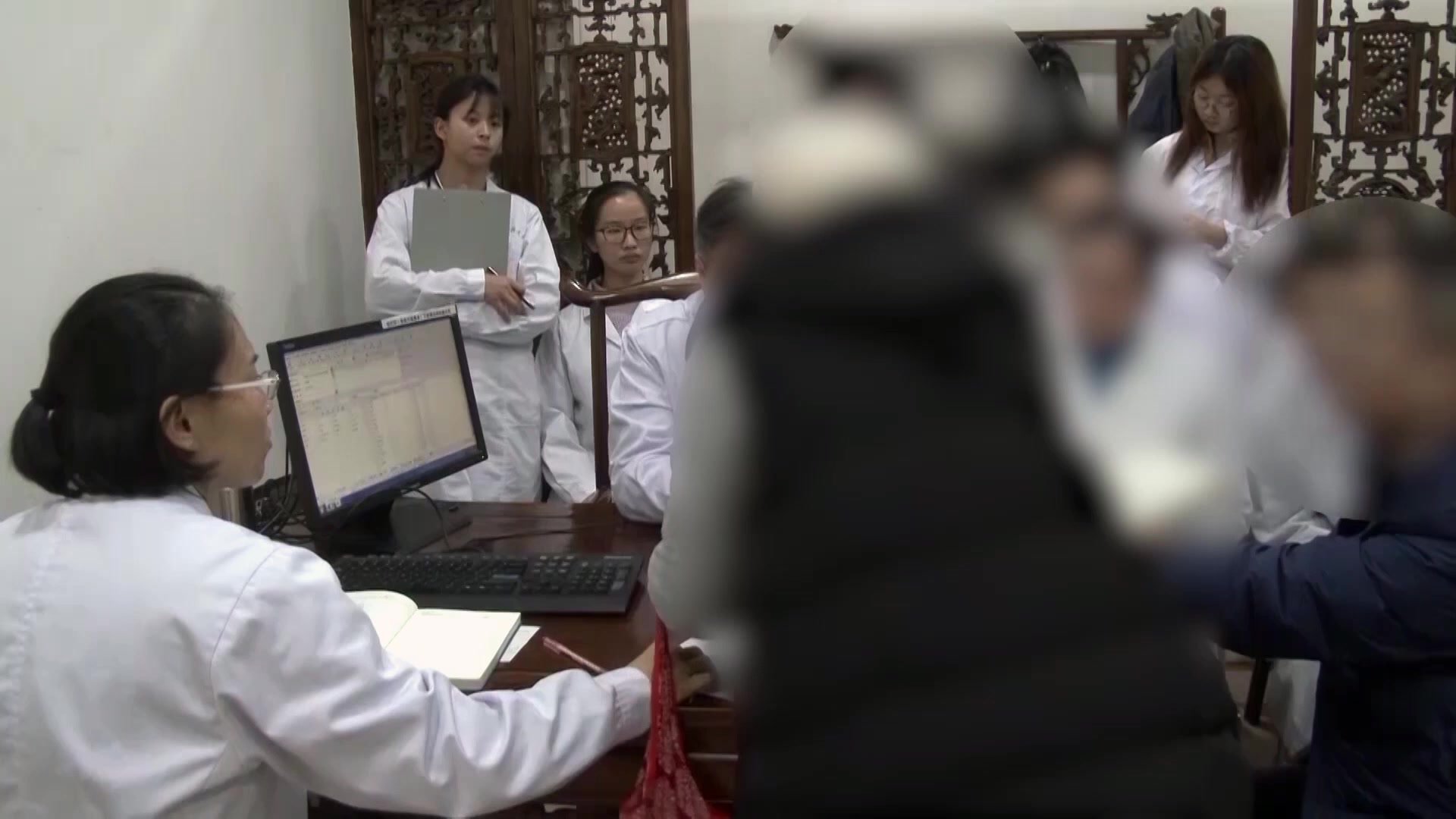 肾气不固余邪未清：62岁肾炎患者潜血蛋白反复之益气固涩调方