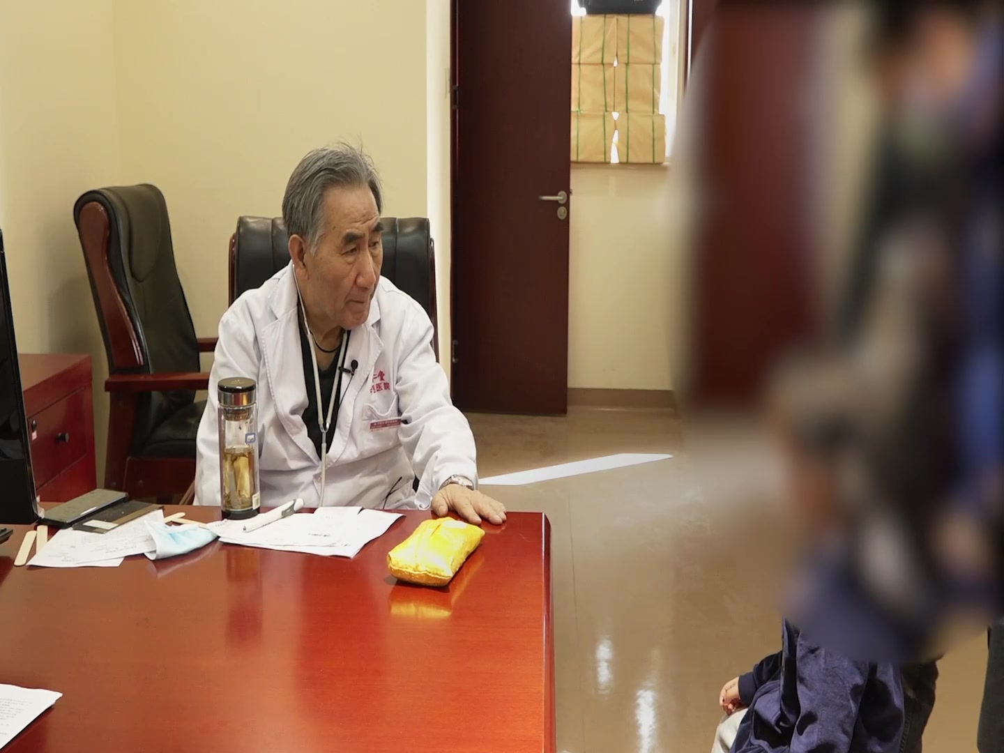 肺热内蕴卫表不固：4岁女童鼻鼽反复鼻塞眼痒的蜜膏益气清肺法