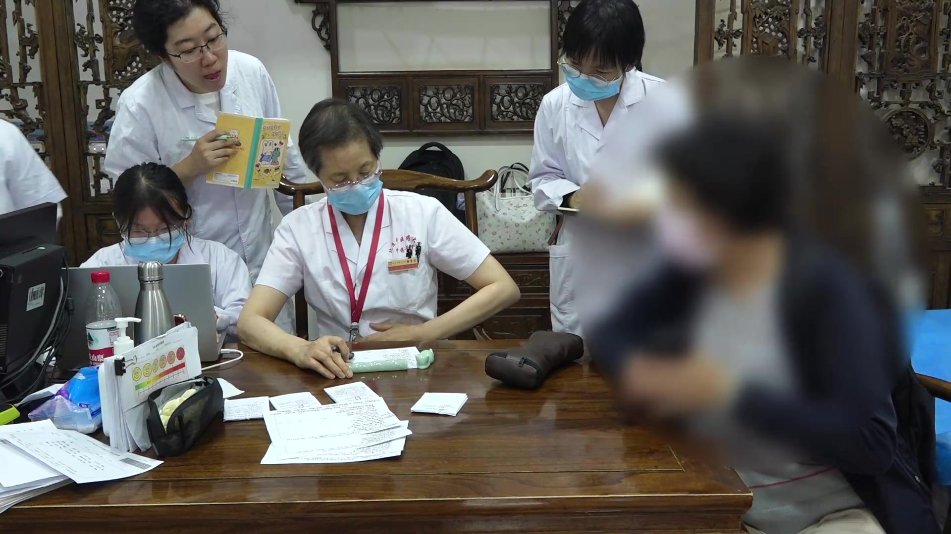 肝胃不和寒热错杂：64岁萎缩性胃炎患者情绪诱发胃痛的疏肝温中安神法