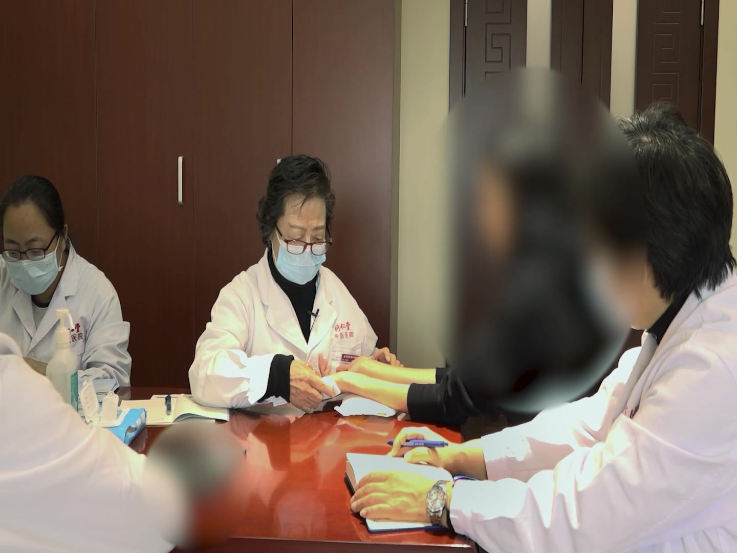 气血失调心神不宁：43岁女性失眠头痛伴腰酸的调补气血补肾安神法