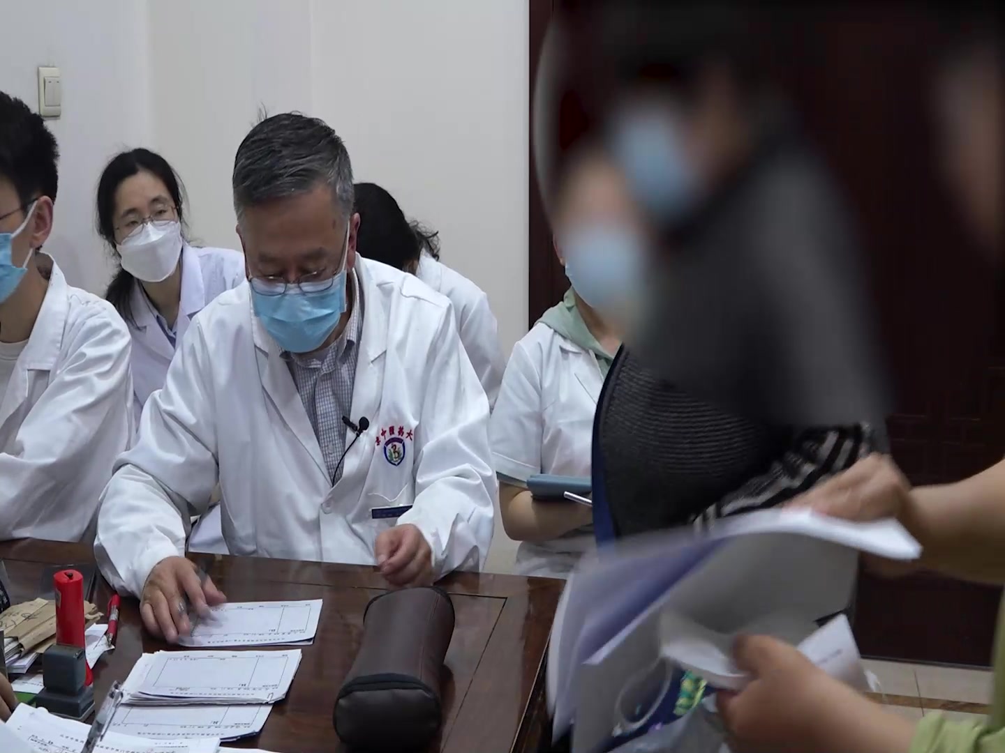 风湿闭阻清阳不升证：61岁女性头晕怕风的祛风胜湿升阳通络法