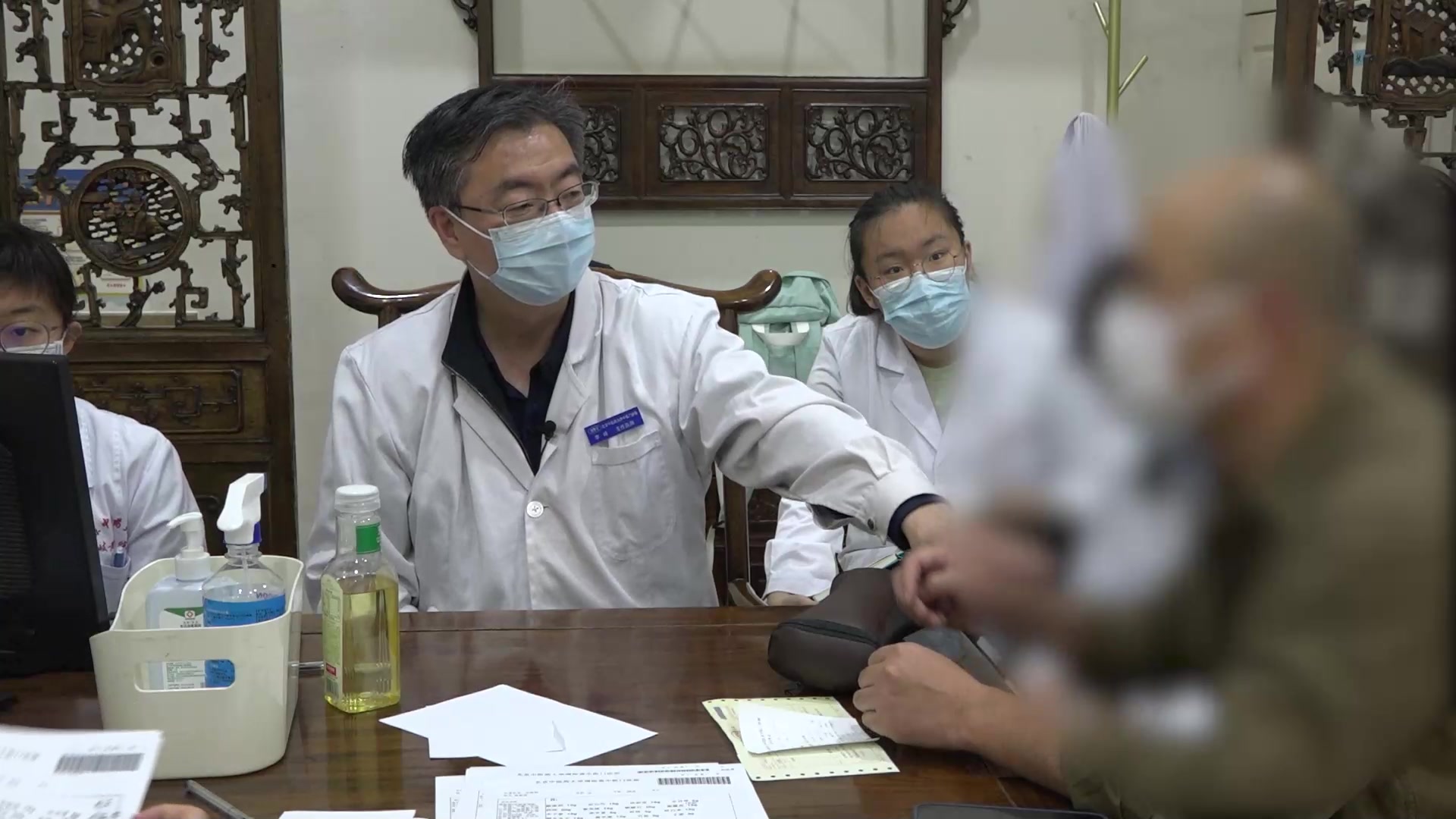 肝火扰心：41岁男性失眠因加班加重伴烦躁的疏肝清热重镇安神法