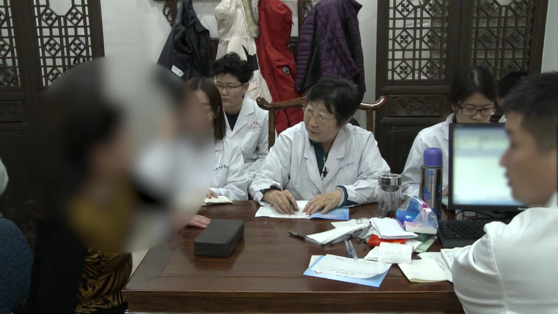 肝肾阴虚肝阳上扰：58岁女性头晕眼胀的滋补肝肾柔肝健脾法