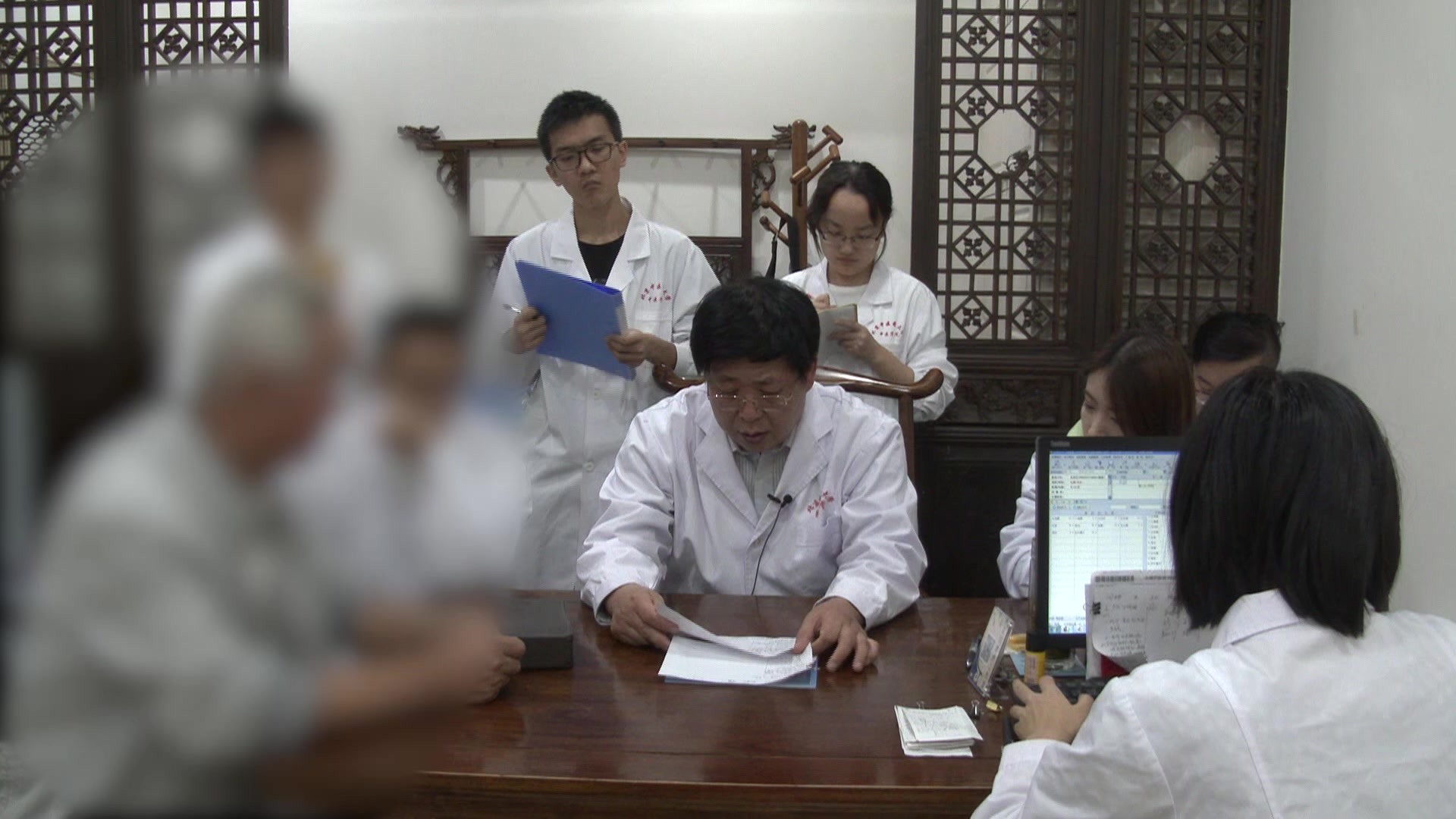 寒热错杂证：73岁男性胃痞腹胀咽痛减轻的半夏泻心汤加减调治