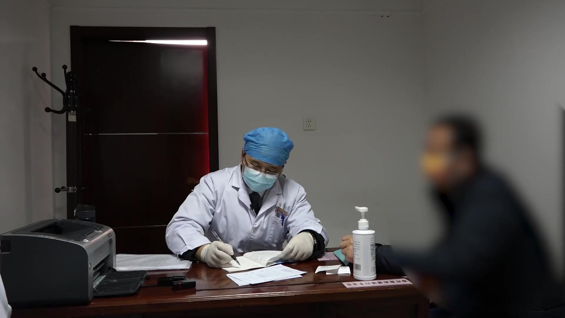 脾肾亏虚湿浊内停：54岁男性慢性肾衰肌酐波动伴肝火，强调守方巩固治疗
