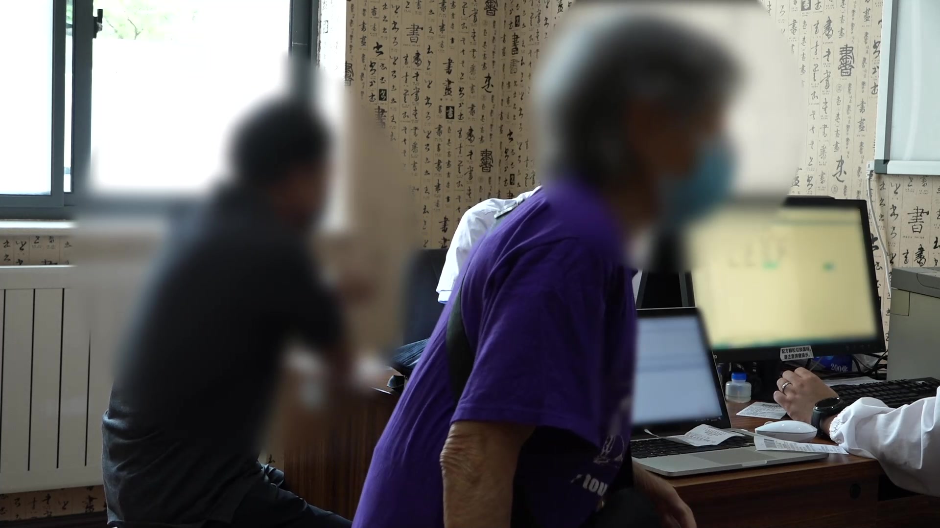 肝胃不和湿滞大肠：59岁男性反流性食管炎腹痛便粘之燥湿导滞法